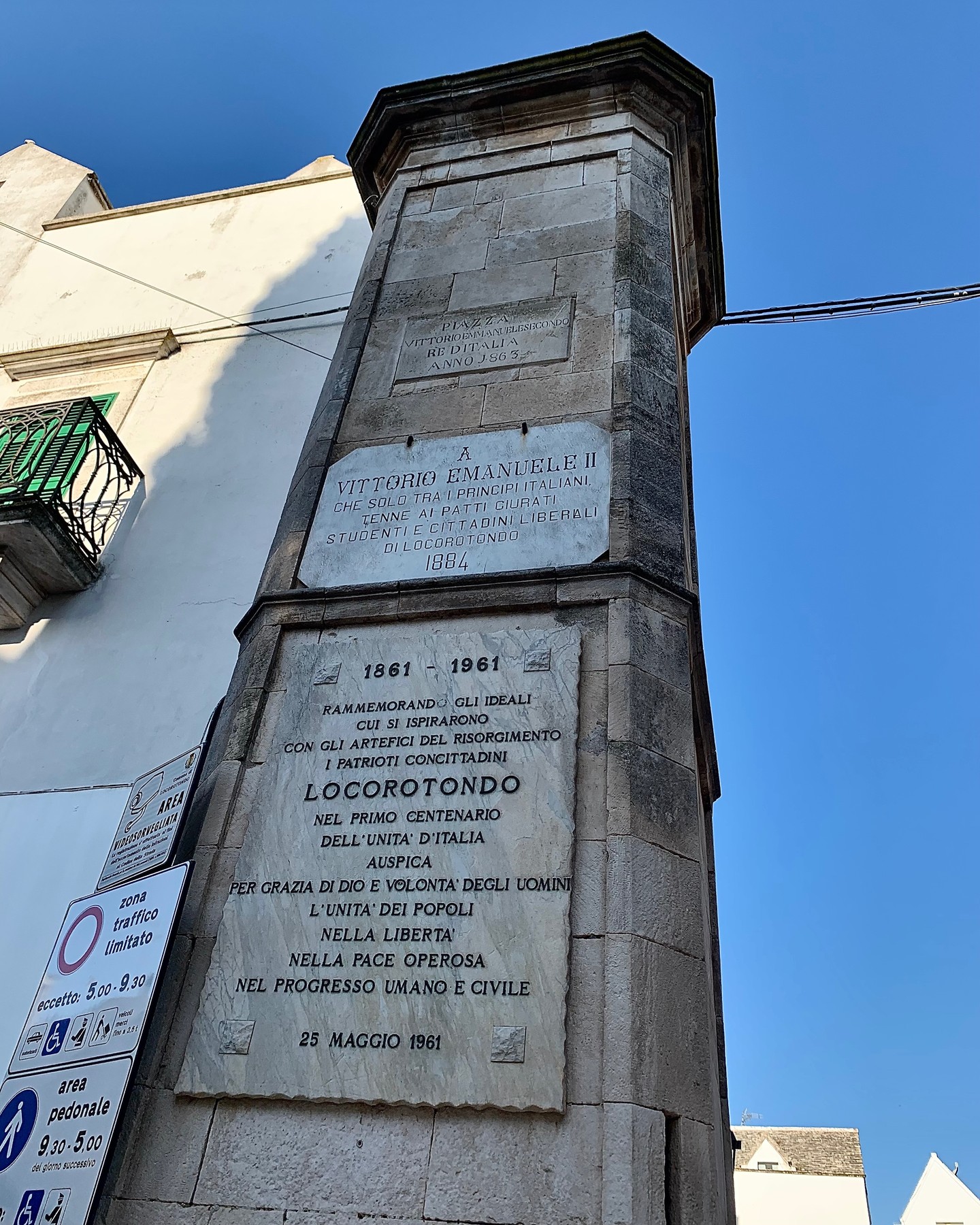 #locorotondo with Its white-washed walls, panoramic vistas and contrasts is placed in the heart of the #valleditria . Together with @ostuni and @alberobello are places to go. #july23 #whitewashed #puglia #bari