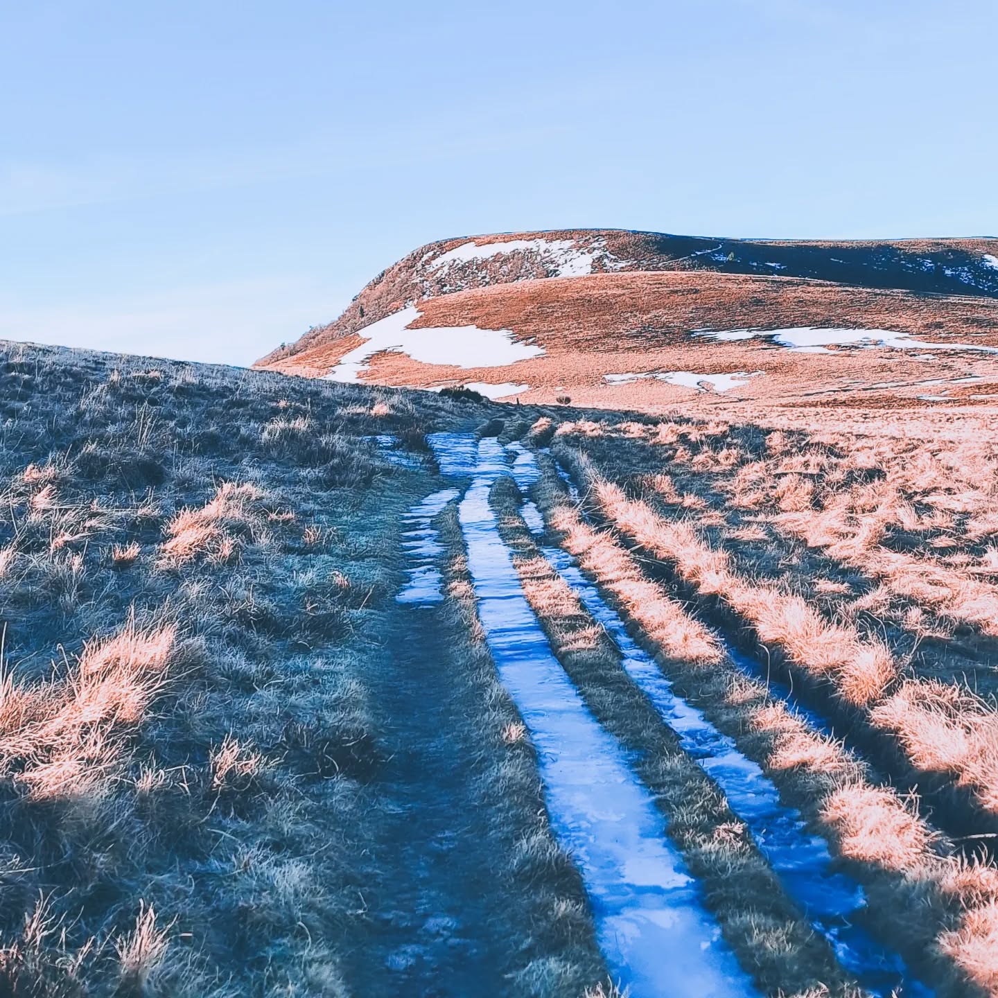 MICRO-PAUSE
Evasion sur les hauteurs, sous le soleil d'hiver dans l'air glacial, avant de trouver refuge au lodge en savourant un thé au coin du feu.
Et si vous aussi, vous faisiez une pause en pleine semaine à Sagnove 😉?
#plaisirdujour #randonnée #montagnes
#nature #prendredutempspoursoi #microaventure #instachill #pausethé #loindetout #igersauvergne #pausenature #photooftheday