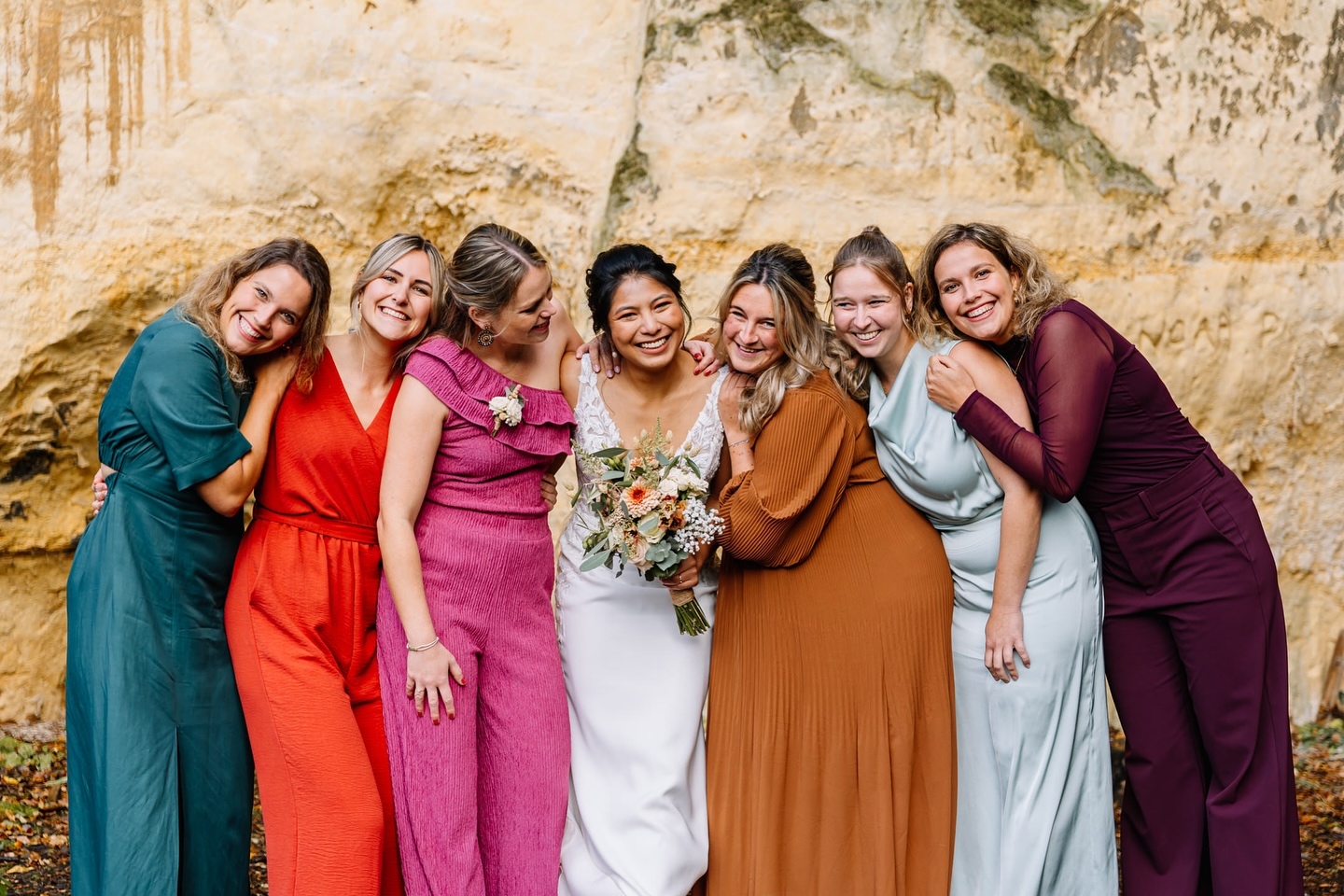 GROEPSFOTOโS // ๐ธ
Vind jij groepsfotoโs tijdens een bruiloft ook zo een gedoe en zie jij het als een verplichte poseersessie? Of kun jij er juist geen genoeg van krijgen en wil je het liefst met ๐ช๐ฆ๐ฅ๐ฆ๐ณ๐ฆ daggast op de foto? Ik ben heel eerlijk, ik vond het eerst echt niet het leukste om te fotograferen. Iedereen staat er wat ongemakkelijk bij op een rijtje. Maar tegenwoordig weet ik er een leuk moment van te maken waardoor er spontane en vaak grappige momenten uit voort komen. Ik lig vaak รฉcht in een deuk met de vriendengroepen van het bruidspaar.
Ik deel graag wat tips met je om de groepsfotoโs zo snel en makkelijk mogelijk te laten verlopen
โจ ๐๐๐๐ค ๐๐๐ง ๐ฅ๐ข๐ฃ๐ฌ๐ญ๐ฃ๐ met combinaties die je รฉcht graag op de foto wil hebben en deel deze lijst met jouw ceremoniemeester of getuige. Deze persoon kan iedereen dan een voor een bij elkaar roepen.
โจ ๐๐๐ญ ๐ฃ๐ฎ๐ข๐ฌ๐ญ๐ ๐ฆ๐จ๐ฆ๐๐ง๐ญ is vaak vlak nรก de ceremonie of tijdens de borrel. Iedereen is dan aanwezig en nog fris ๐
โจ ๐๐ข๐๐ฌ ๐๐๐ง ๐ฅ๐จ๐๐๐ญ๐ข๐ waar voldoende ruimte is en een mooie achtergrond heeft. Dit kan vaak buiten bij de trouwlocatie.
โจ ๐๐จ๐ฎ๐ ๐ก๐๐ญ ๐ค๐จ๐ซ๐ญ ๐๐ง ๐ค๐ซ๐๐๐ก๐ญ๐ข๐ . Reserveer hooguit 20 tot 30 minuten voor de groepsfotoโs. Zo kunnen jullie snel weer genieten van jullie dag en blijft er genoeg tijd over voor de รฉchte spontane momenten.
Je ziet dus dat groepsfotoโs echt niet saai en stijfjes hoeven te zijn, maar juist een gezellig onderdeel van de dag worden.
Ga jij dit jaar of volgend jaar trouwen en ben je nog op zoek naar een trouwfotograaf? Stuur me een berichtje om kennis te maken, of vraag de trouwbrochure aan via mijn website. En wie weet wordt jij net zo in de lucht gelanceerd zoals de bruidegom op de tweede foto ๐
.
.
.
#Trouwfotografie
#Trouwfotograaf
#WeddingPhotography
#WeddingPhotographer
#Bruidsfotografie
#BruiloftFotograaf
#TrouwfotograafLimburg
#BruiloftLimburg
#TrouwenInLimburg
#FotograafLimburg
#Groepsfotoss
#WeddingGroupPhotos
#GroepsfotoTips
#TrouwdagHerinneringen