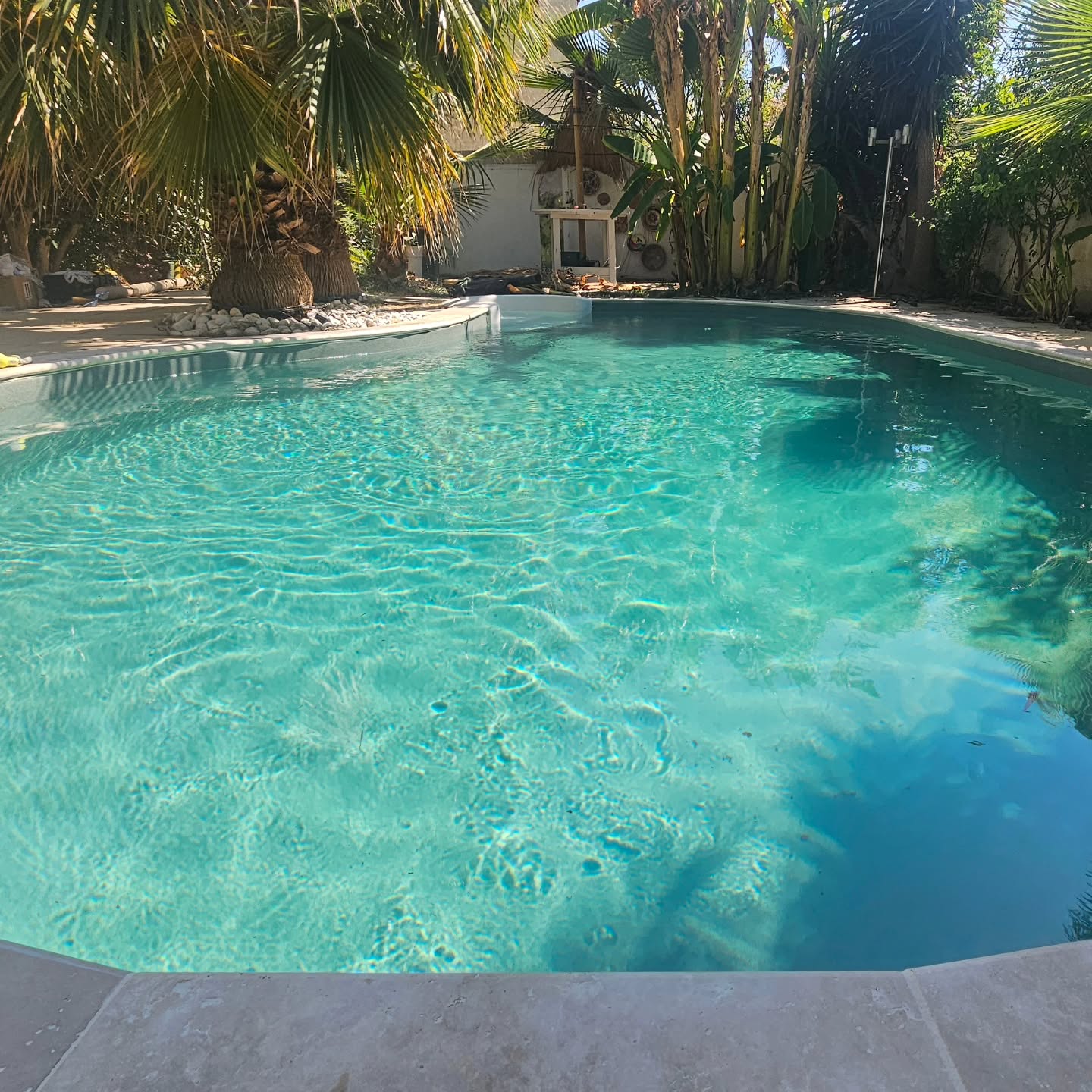 Rénovation piscine Waterair forme libre 9x4,5, remontée et renforcement du fond pour casser la forme de cuillère, Membrane armée 3D VOGUE RENOLIT Gamme Tropical, margelle en travertins beige. 👍
#renovationpiscine #membranearmée #marseille #margellepiscine