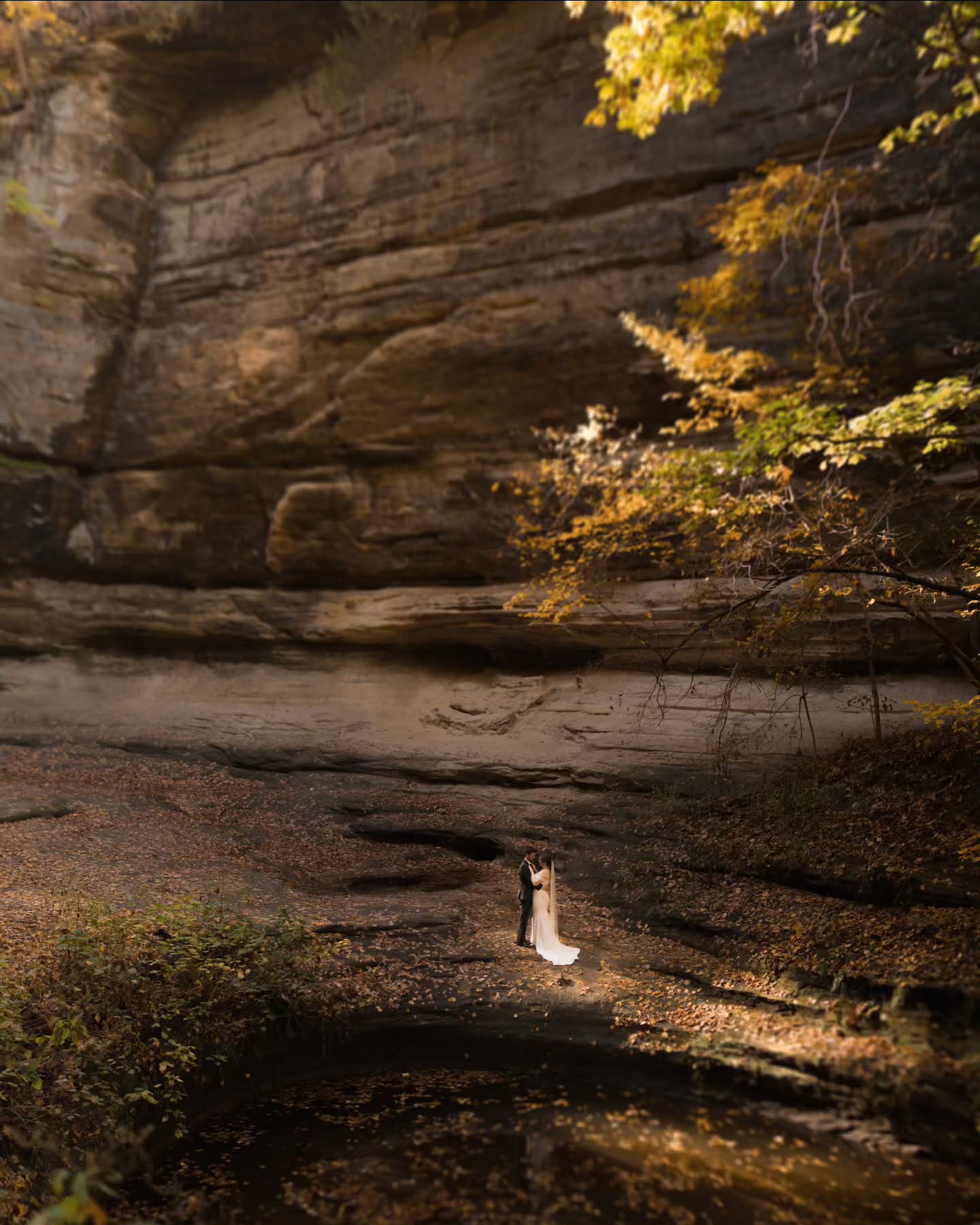 Sara + Mike’s wedding this past fall at Starved Rock was nothing short of amazing. Totally worth the hike—don’t forget your backpack and an extra pair of shoes for the adventure! #StarvedRock #WeddingGoals