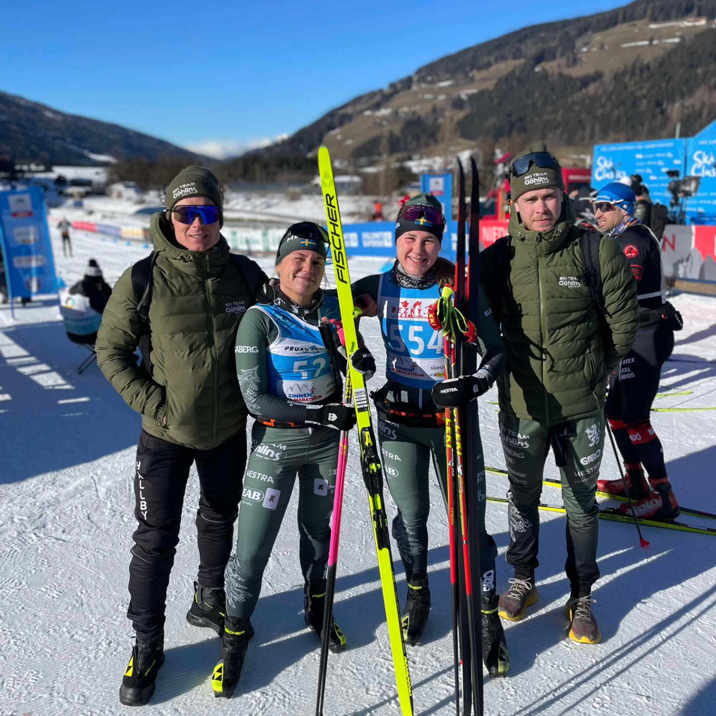 Nu är det dags att summera den första tävlingshelgen under januariturnén där båda våra lag har tävlat!❄️
Ski Classics-laget började med 3 Zinnen Ski Marathon 60 km på lördagen, det första riktiga långloppet från A till B denna säsong. På damsidan stod Hilda och Julia för stabila starka insatser med placeringarna 23 respektive 26. På herrsidan var Johannes med andraklungan in i mål med placering 19. För Elias lossnade belaget från ena skidan efter en incident, varpå han tvingades bryta loppet.
På lördag eftermiddag reste laget vidare till La Venosta där söndagen bjöd på ett individuellt uppförslopp på 12 km. Kropparna var slitna men vi krigade oss till 18e plats för Johannes, 34e för Elias, 21a för Julia och 26e för Hilda. Efter två tävlingshelger ligger vi nu på elfte plats i lagtävlingen med närkontakt upp mot topp tio. 🌟
Även Sverigelaget har gjort säsongsdebut i Craft Ski Marathon i Grönklitt i söndags. Där var det, precis som i Toblach, kämpigt med vätskebälten som frös. Våra åkare var offensiva och till slut placerade sig Emanuel bäst på en 15e plats med Alexander och Joel följande efter på 37e respektive 54e plats.
Nästa helg väntar ytterligare möjligheter med La Diagonela i Ski Classics och Moraloppet för Sverigelaget. Tack för alla hejarop! 🙏🥰
Stort tack till @gohlins @klubbenbygohlins @eabdethaller @hestragloves @hestrainredningarab @garoplatprodukter @garo_emobility_sverige @isabergstoppen @hangonab @axelent_sverige @everbrandswedenab @ehconnector @eleikosport @gnosjoror @gnosjoandan @aerollerskis @leki.nordic @atomicnordic @umarasports som gör detta möjligt för oss! 🙏🏼🙏🏼