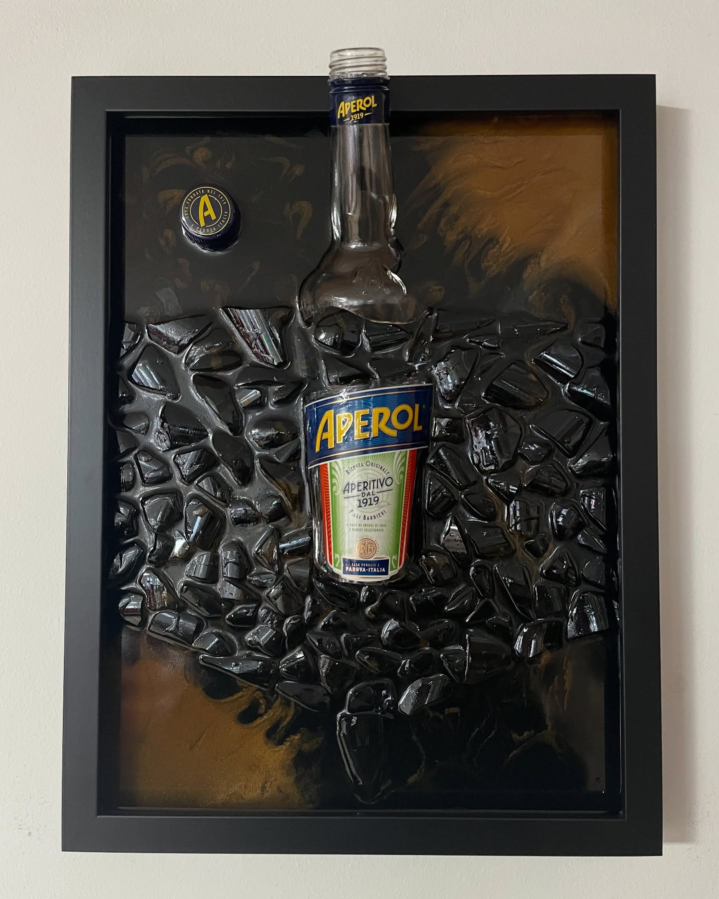 Aperol Flasche im 40x30cm Rahmen mit orangen Farbelementen🍾🔨 🍊🍊🍊