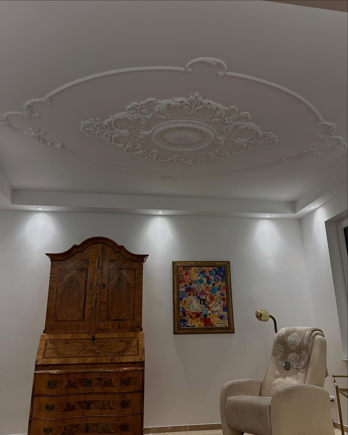 ✨ Meisterhafte Stuckdeckenkombination – Ein wahres Kunstwerk ✨
Unser neuestes Projekt ist abgeschlossen, und wir sind stolz, eine atemberaubende Stuckdeckenkombination präsentieren zu dürfen! 🤩
Die Detailarbeit, die wir hier leisten konnten, zeigt, was den Beruf des Stuckateurs wirklich ausmacht: Präzision, Handwerkskunst und kreative Umsetzung der Ideen unserer Kunden.
Jede Stuckarbeit ist einzigartig und erfordert ein hohes Maß an Expertise – und genau hier kommen wir ins Spiel!
Als erfahrene Stuckateure setzen wir Ihre Visionen mit Liebe zum Detail und meisterhaftem Können in die Tat um.
Lassen Sie sich von der Schönheit traditioneller Stuckkunst und moderner Akzente inspirieren. 🔨💫
Sie haben auch eine Idee für Ihre Räume? Melden Sie sich bei uns! Wir sind Experten in der Gestaltung von Decken, Wänden und mehr – und freuen uns darauf, Ihre Wünsche umzusetzen!
#Stuckateur #Meisterhandwerk #Deckenkunst #Raumgestaltung #Innenarchitektur #Handwerkskunst #Stuckdecken #Renovierung #Restaurierung #KreativeRaumgestaltung