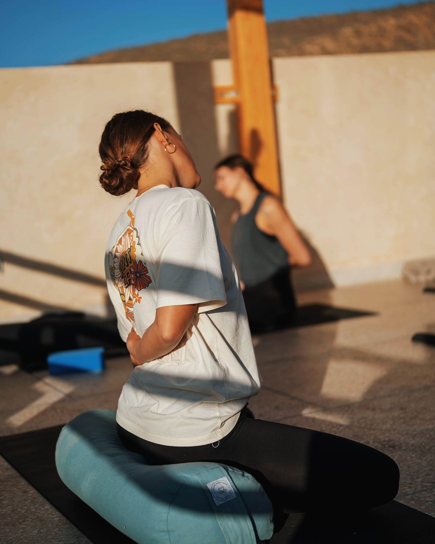 The perfect way to unwind after a surf? A relaxing yoga session to stretch, breathe, and recharge. 🌊🧘♀️✨
Thank you for the beautiful shots @drea.pictures 🤍
#yoga #relax #surfcamp #surfcampmorocco #morocco #surf #surfing #surfingmorocco #enjoy #melosurfandyoga #yinyoga #ocean #breathe #tamraght #taghazout