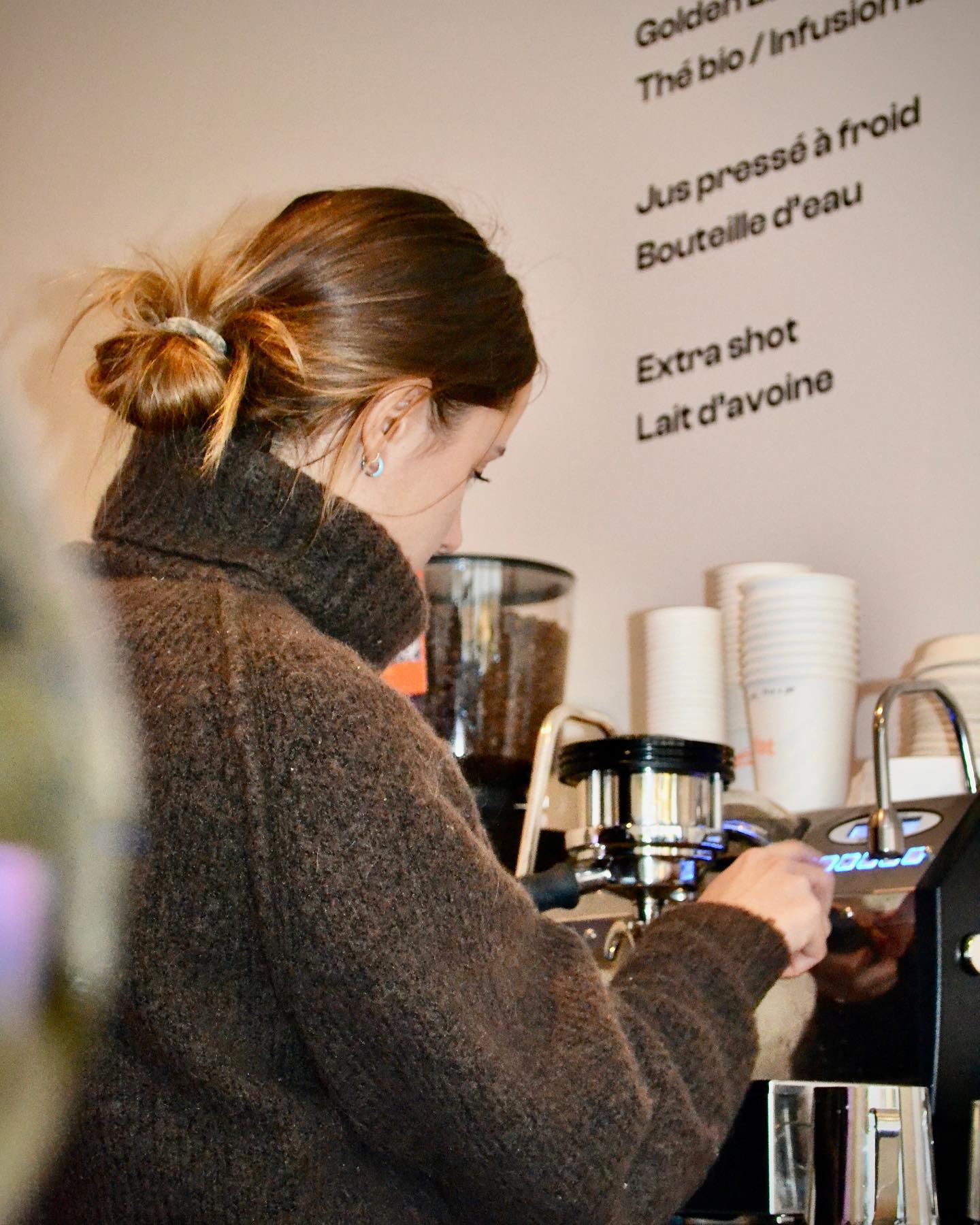 MAISON AMAT 🧘
Lundi dernier ouvrait Maison AMAT, studio de pilates et de yoga, comme à la maison.
Il y a quelques mois, Ariane nous contactait pour ajouter à ce projet un élément indispensable : un corner dédié pour déguster, avant ou après les cours, du bon café de spécialité ☕️. Et ça y est ! Après des mois de travaux, d’accompagnement et de formation, le corner est là et vous attend ! ✨
Dans le moulin, notre Brésil, rond et gourmand, extrait sur une @lamarzoccofrance avec la bonne énergie de l’équipe de choc de @maison.amat. Une carte courte, efficace et tournée vers la qualité.
RDV à l’accueil pour un cours, et un café !
📍 Maison AMAT
1 cité d’Hauteville - 75010 Paris
@maison.amat