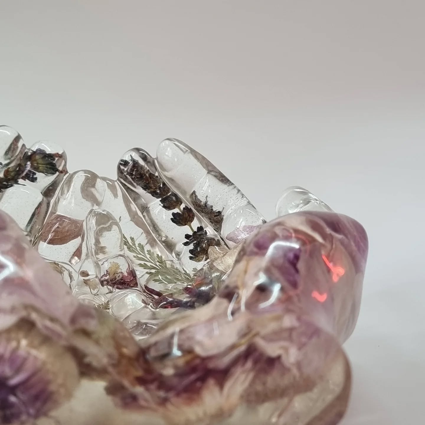 **La lavande**
Au-delà de ses propriétés olfactices.
Considérée comme une plante protectrice. On dit qu'elle peut éloigner les énergies négatives et les influences indésirables. Beaucoup de gens accrochent des sachets de lavande dans leur maison ou portent des bijoux contenant de la lavande pour bénéficier de ses propriétés protectrices.
La lavande est souvent utilisée pour stimuler l'intuition et favoriser une connexion plus profonde avec soi-même et le monde spirituel.
Elle est idéale pour ceux qui cherchent à développer leurs capacités psychiques ou à approfondir leur pratique méditative.
DM pour plus d'informations 🪻
#resine #epoxy #fleurs #création #art #passion