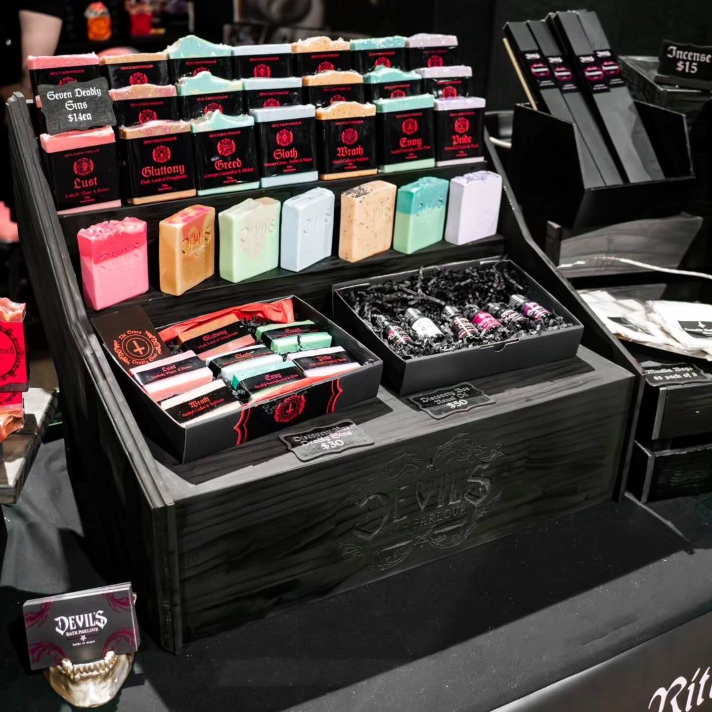 Some setup pics of the stands i made for @devilsbathparlour they look so damn good with all the epic packaging 🙌
📷:@black.widow.creative