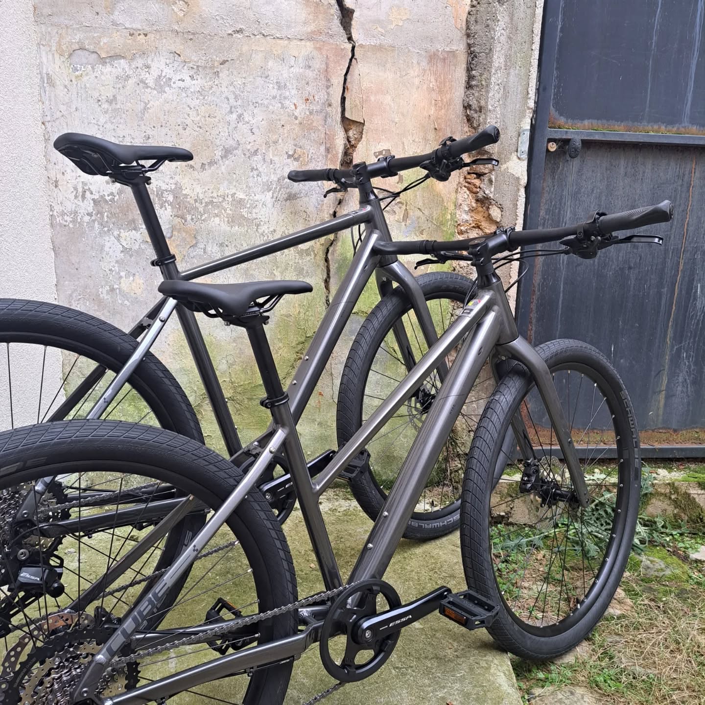 Chacun le sien !
Le Cube Hyde ONE est dispo en deux types de cadre.
Le premier est un cadre "fermé" traditionnel, l'autre est un cadre type "trapeze".
Ce cadre "fermé" promet précision et réactivité lors du pédalage. C'est une géométrie qui est à privilégier pour un usage dynamique du vélo.
Le cadre "trapeze" a quant à lui pour objectif de faciliter l'accès a bord, qu'importe la tenue du ou de la cycliste.
Il permet aussi aux personnes les moins souples de ne pas avoir à lever la jambe trop haut pour s'installer sur la selle.
Il rend aussi le comportement du vélo plus souple, sans empêcher de mettre du rythme si besoin.
@cubebikes_fr
@shimanofrance
#bikecommuting #verriereslebuisson #pourmonvelo #velotaff #newbikeday