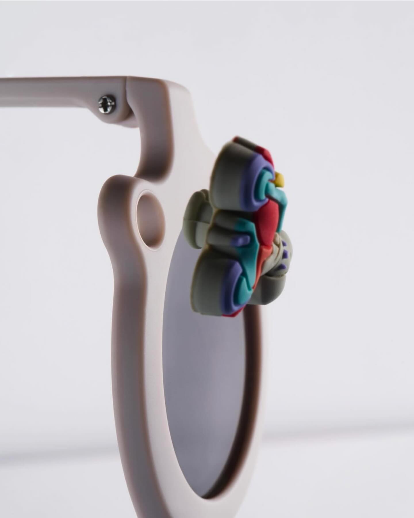 ¡Dale vida a tus gafas de sol con los Summies intercambiables!
¿Quieres saber el secreto para añadir el toque final perfecto a tus gafas Sumsun? ¡Es fácil con los Summies intercambiables! Aquí te explicamos cómo hacerlo:
1. Selecciona tu Summy preferido: Elige el Summy que se adapte a tu estado de ánimo o a tu estilo del día. Con 5 Summies en cada colección, ¡tienes opciones para cada ocasión!
2. Encuentra los Agujeros Especiales: Encontrarás dos agujeros especialmente diseñados para los Summies.
3. Clic y estarás listo: Coloca el Summy en uno de los agujeros y, con un clic suave, estarás listo para destacar. ¡Así de simple!
4. Combina y crea: ¿Quieres un estilo único? ¡Combina Summies de diferentes colecciones y crea tu propia combinación de colores y formas!
¡Ahora tus gafas Sumsun están listas para destacar! Este toque final no solo añade estilo, sino que también te permite expresar tu creatividad de una manera única. ¡Dale rienda suelta a la imaginación y deja que tus gafas reflejen tu personalidad! 🌈👓 #Sumsun #summies #personalizados