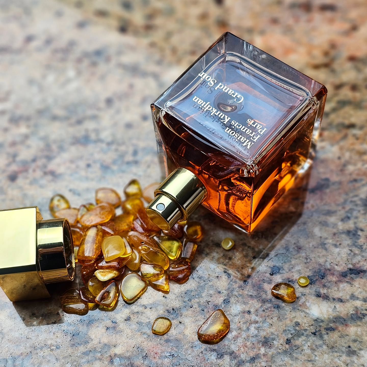 Grand Soir, the perfect amber and vanilla scent. 🤎 Am I the only one that smells chocolate in the dry down?
.
.
.
.
.
.
.
Top notes are Spanish Labdanum and Orange; middle notes are Lavender and Siam Benzoin; base notes are Amber, Vanilla, Tonka Bean, Musk and Cedar.
.
.
.
.
.
.
#perfume #nicheperfume #perfumecollection