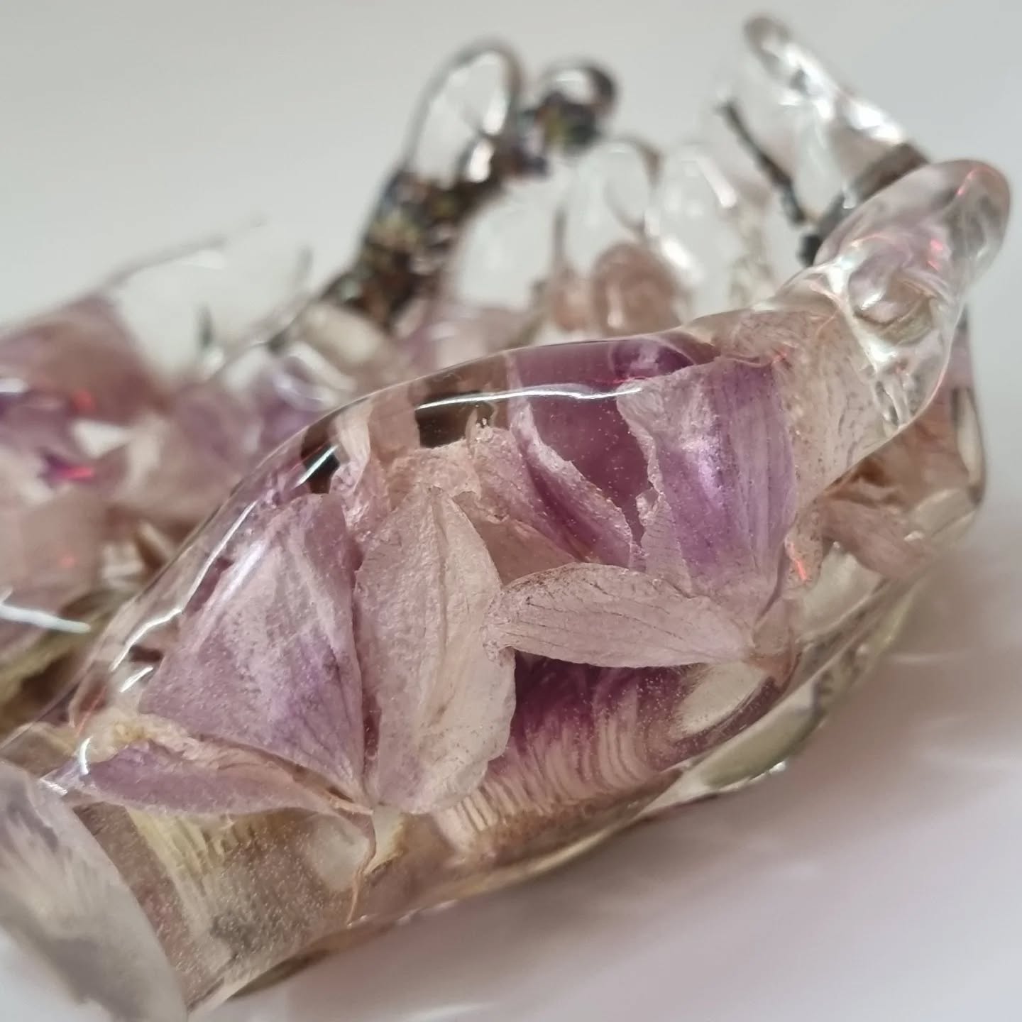 Orchidées et Lavande : Un Duo Élégant
Les orchidées, avec leurs formes délicates et leurs couleurs vibrantes, apportent une touche d'élégance à toute création.
En les associant à la lavande, douces et apaisante évoquent la Provence.
(Une œuvre sentimentale, qui me rappelle mon enfance et remplie de beaux souvenirs)
DM pour plus d'informations 🪻
#resine #epoxy #fleurs #création #art #passion