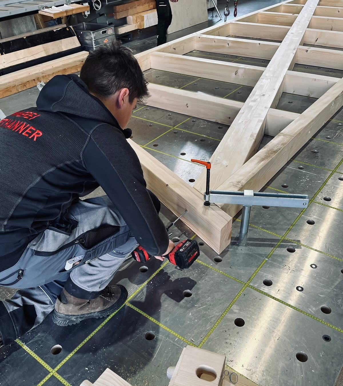 ZURÜCK AUS DEM URLAUB UND SCHON WIEDER MITTENDRIN!💪🏽
Mit einem großen Projekt sind wir ins neue Jahr gestartet und möchten euch einen kleinen Einblick geben!
Hier seht ihr Michi, Hannes und Azubi Marinus am Abbundtisch, wie sie Holzbauwände für eine Maschinenhalle zusammenbauen.⚒️
Diese Teile werden vorher genau geplant und in unserer Halle vormontiert.
Auf der Baustelle werden die Elemente dann zusammengefügt und der Dachstuhl aufgestellt – und das funktioniert nur mit einem starken Team! 👷♂️🤝🏽
Wir freuen uns auf die nächsten Projekte! 🏠🔥
#elementierung #maschinenhalle #dachstuhl #zimmererarbeiten #holzbau #holzwand #abbundtisch #hallenkran #großesprojekt #teamarbeit #baustelle #zimmerer_auf_insta #zimmerertreffpunkt #nussdorfaminn #brannenburg #rosenheim #inntal #handwerk #zimmereiniederthanner