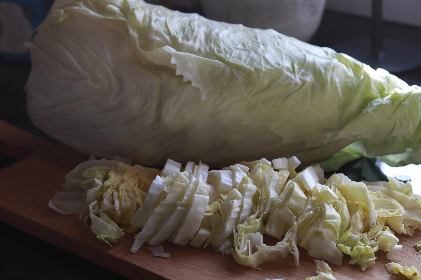 Zuckerhut 🥬 - wurde früher im Winter hauptsächlich im Keller gelagert um auch in der kalten Zeit mit frischem Salat versorgt zu sein. Bei uns wird der Zuckerhut jedoch auch im Winter frisch vom Feld geerntet, den er ist einer der wenigen hier, dem die minus Temperaturen nichts ausmachen. 🙈 Er dient zudem als tollen Vitaminlieferanten von Vitamin C und B und wirkt mit seinen Bitterstoffen positiv auf unsere Verdauung, Durchblutung und Stoffwechsel. Der bittere Geschmack von Zuckerhut kann ganz leicht durch Waschen mit lauwarmen Wasser entfernt werden. Bisher gab es #zumittagbeifamilielang Zuckerhut immer klassisch als Salat, doch heute habe ich mal etwas Neues ausprobiert. Schaut selbst… und kommt bei uns vorbei, den diese Woche ist unser Zuckerhut in der Aktion. Auch bei… @wochenmarkt24.dreilaendereck #zuckerhut #kochen #backen #regional #saisonal #hofladenlang #gemuese #aktion #obst #hofladen #quiche #waie #gemuesewaehe #essen #kochen #zumittagbeifamilielang #wintersweiler #kandern #karsau #schwörstadt #efringenkirchen #lörrach #basel #weilamrhein #rheinfelden #wochenmarktlörrach #wochenmarkt #direktvermarktung #wochenmarkt24dreiländereck