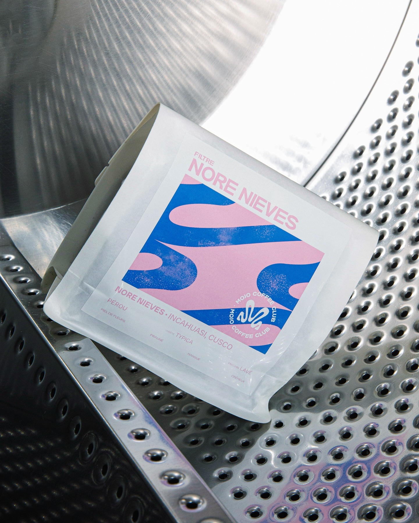 NORE NIEVES, Finca La Encantada 🇵🇪
Ce nouveau café filtre, fraîchement récolté au cœur de la région de Cusco, incarne l’excellence du café de spécialité péruvien. Cultivé à 2200 mètres d’altitude, il est produit avec passion par la productrice, Nore Nieves. ✨
Son travail d’exception a été reconnu en 2024 lors de la prestigieuse compétition Cup of Excellence du Pérou, où elle a été récompensée pour son engagement et son talent. 🏅
En tasse, des notes gourmandes de caramel, de mangue, de miel de fleurs et de fruits mûrs, le tout porté par une texture dense et crémeuse.
Disponible dès maintenant. Contactez-nous pour passer commande ! 📩
📸 @paulinegouablin 🤍