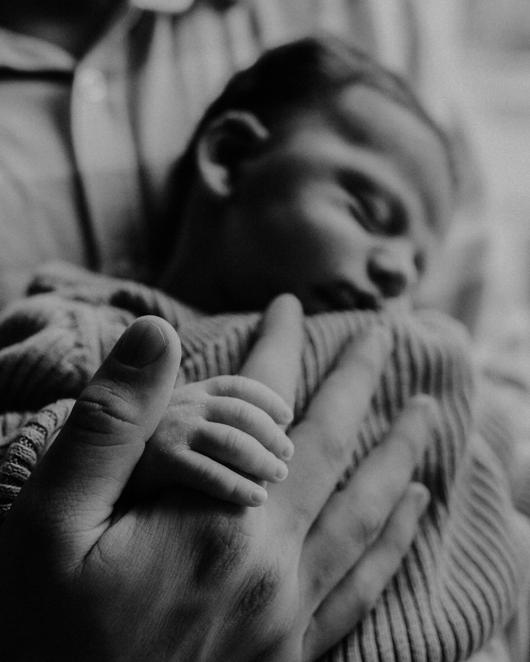 Celebrating a new arrival in your family|| “ I want to remember, I never want to forget this particular moment of our lives ”… those are the words of families that contact me for a photoshoot.
If today you are close to those who you love, enjoy it.
Enjoy it to the fullest !
Time will pass, they will grow, wistful feelings of this togetherness will come but photographs will remain.
#photographenice #photographenouveaune #newbornphotography #lookslikefilm #lifestylephotographer #familyportrait