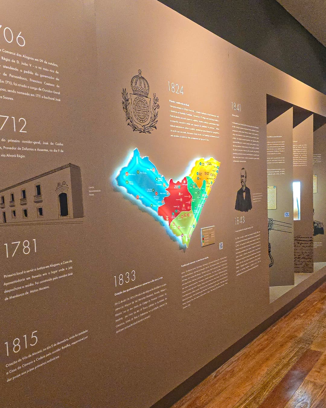 No dia 14/01, entregamos o Centro de Cultura e Memória do TJ AL, totalmente reformulado e ampliado. Nós, da Núcleo Zero, temos a honra de dizer: missão cumprida! Mais um projeto expográfico de altíssima qualidade para nossa conta. Tudo fruto do trabalho incansável de uma equipe brilhante e totalmente focada. Nosso agradecimento especial a todos os envolvidos que tornaram esse projeto possível. Seguimos transformando histórias em experiências inesquecíveis.
FICHA TÉCNICA
ADRIANA GUIMARÃES - Arquiteta @guimaraes.dri
CARLA CANSANÇÃO - Arquiteta @carlamcansancao
PRODUÇÃO DE CONTEÚDO E TECNOLOGIA
ESTÚDIO NÚCLEO ZERO
WERNER SALLES BAGETTI - Coordenação de tecnologia e Design @wernerbagetti
WEBER SALLES BAGETTI - Produção executiva, ilustrações e animações @weberbagetti
ULYSSES LINS - Design e tecnologia @ulyssesribas
REBECCA MACHADO BARBOSA - Design gráfico e digital @star.gia.ria
MARIA EDUARDA ALVES - Estagiária Núcleo Zero @__duda__maria
NINA MAGALHÃES - Produção @kareninabgm
LELO MACENA - Pesquisa, textos e edição @lelomacena
LETÍCIA PASCOALINO - Pesquisa e textos @leticiapaschoalino
NILTON RESENDE - Revisão @niltonjmresende
T.I E AUTOMAÇÃO
JAMES NOGUEIRA @3sgt.nogueira
MACILON DOS SANTOS @macilon.santos
JONATHAN FERREIRA @Jonathanbfmcz
VALDECI PEDRO DA SILVA @Valpedroal
JÚLIO LINS - Técnico de Mapping @juliolins
CONTEÚDO AUDIOVISUAL
NINA MAGALHÃES - Produção
VANESSA MOTA - Direção e direção de fotografia @vanessamorta
LEO BULHÕES - Som direto @bulhoesleon
AMANDA MÔA - Assistência de câmera @amandamoa
VICTOR GUERRA - Edição @victorguerra_
PROJETO 3D - VR
ULYSSES LINS - Modelagem 3D
MARCOS ANDRÉ BARBOSA CARACIOLO - Modelagem 3D e fotogrametria @marcuzandreh
GLAUBER XAVIER - Drone @glaubermfx
PROJETO TECNOLÓGICO
CONCEPÇÃO E EXECUÇÃO:
ESTÚDIO NÚCLEO ZERO
e KMF SISTEMAS @kmfsistemas
EXECUÇÃO PROJETO MOBILIÁRIO:
ZIP COMUNICAÇÃO @zipcomunicacaovisual