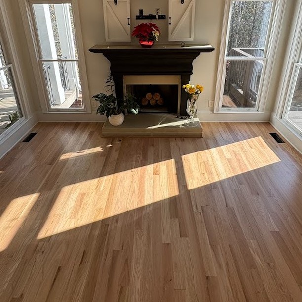 We recently refinished this beautiful home in Woodstock, GA, transforming the floors from an older brown to a bright, natural finish that highlights the timeless beauty of red oak.
Using Bona Natural Seal and Bona Mega One, we achieved a clear and durable finish that will last for years. The homeowner was thrilled with the results, and the new floors have completely revitalized the space.