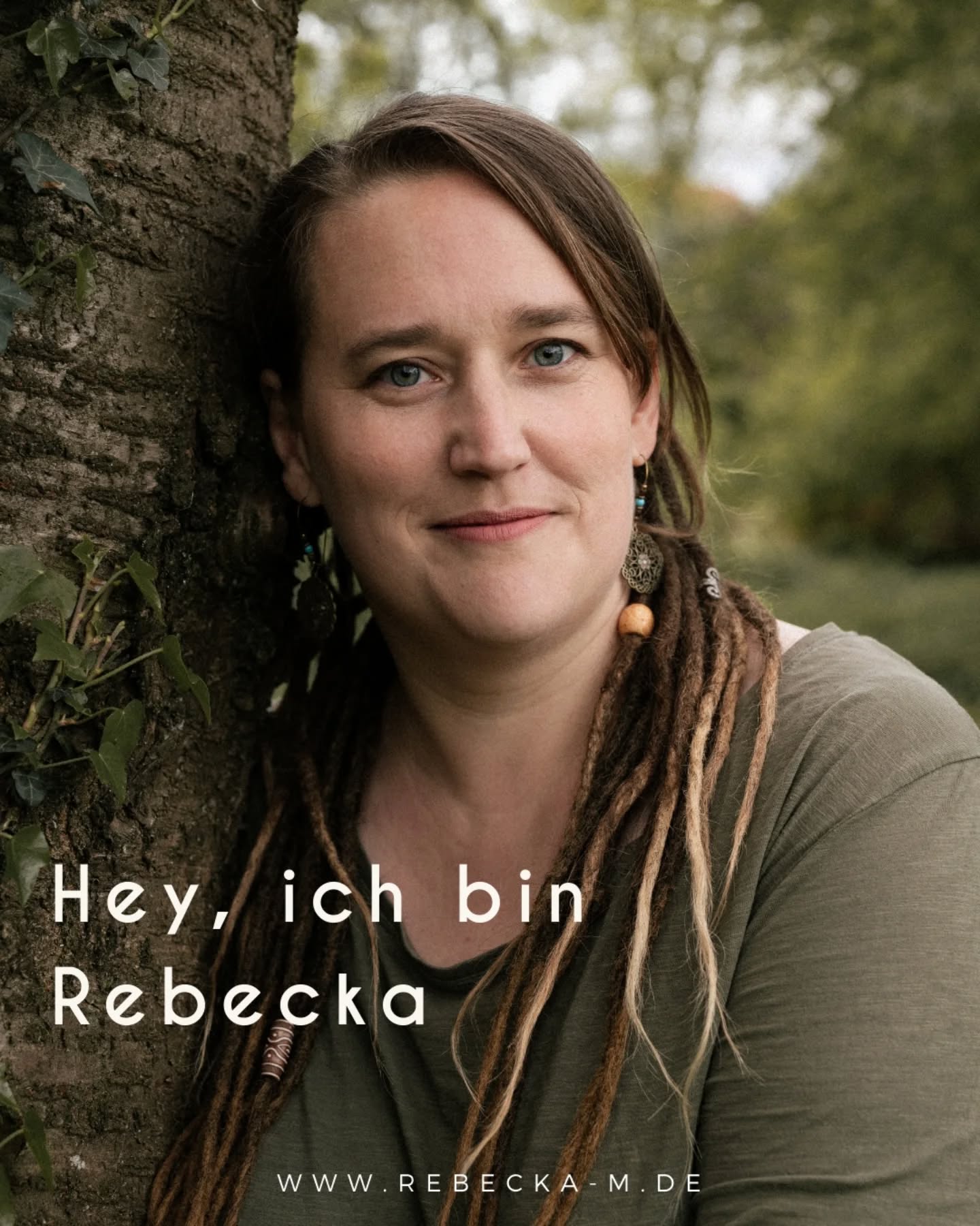 Es fühlt sich an wie ein ganzes Leben
und wie ein Wimpernschlag. 🌀
Ich wurde doch grad erst als Mama geboren und doch ist es eine Ewigkeit her, dass ich es nicht war.
Ich habe die Frau, die ich davor war verloren,
es gibt sie nur noch in meiner Erinnerung,
doch ich habe eine neue Version wiedergefunden - anders, doch immernoch ich, sogar viel mehr ICH 🤍
---‐---------------------
In den Slides findest du einen kleinen Einblick in diese Reise, ich freu mich mehr von dir zu erfahren. Erzähl es mir in den Kommentaren oder melde dich für ein Interview an, wenn du magst bekommst du eine kostenfreie Session als Dankeschön 🤗
📷 privat, @sophiafriedrich_ & @streifenblicke_lustbilder