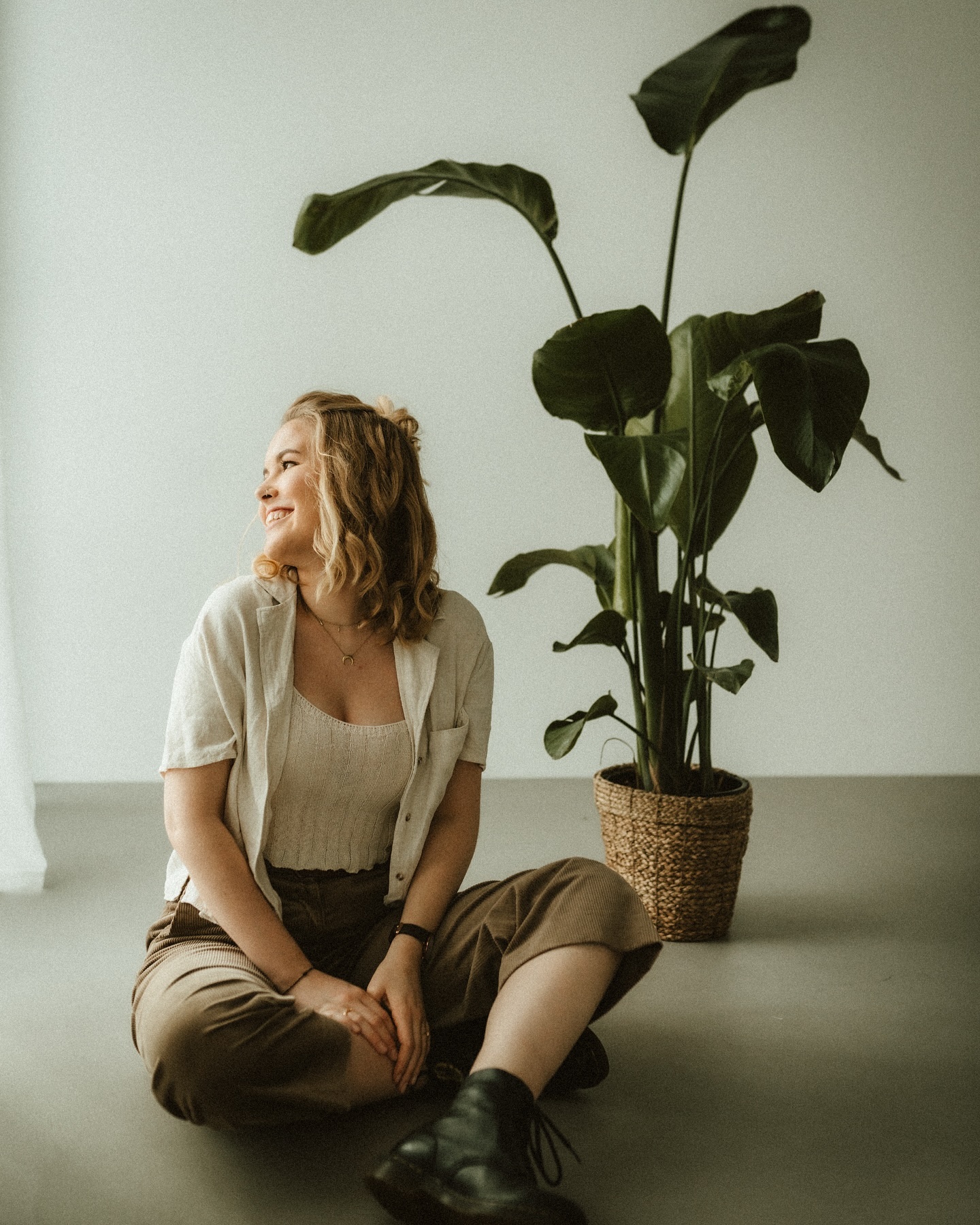 Ein herzliches „Hi 🌙“ an alle neuen Gesichter und an alle die hier schon lange meine Arbeit mitverfolgen 🫶🏻
Ich dachte es ist mal wieder an der Zeit etwas über mich zu erzählen. ✨
Ich heisse Janine und bin sozusagen „the soul behind“ Moonstories Photography. Ich liebe es zwischenmenschliche Gefühle so authentisch und echt mit meiner Kamera einzufangen, dass sich die Menschen vor meiner Kamera gesehen fühlen. Bei jedem meiner Fotoshootings und jeder meiner Hochzeitsreportagen gebe ich mein ganzes Herzblut genau da hinein. Nach über 70 Hochzeiten und unzähligen Fotoshootings ist meine Leidenschaft grösser denn je und ich könnte mir keinen schöneren Beruf vorstellen. Seit 3,5 Jahren bin ich jetzt selbstständig. Die Entscheidung, direkt nach meinem Studium zur Sozialpädagogin, alles auf die Fotografie zu setzen, habe ich seither kein einziges Mal bereut. 💛
Some random facts about me:
🌙 Ich bin eine Träumerin, glaube an die grosse Liebe, an Wunder und daran, dass es die kleinen Dinge im Leben sind, die uns glücklich machen.
🌙 Small Talk kann ich nicht. Ich liebe es aber über die grossen Fragen des Lebens zu philosophieren.
🌙 Menschen aus meinem Umfeld würden mich wohl als kleine Chaotin bezeichnen. Dank der Selbstständigkeit bin ich aber schon sehr viel organisierter geworden.
🌙 Mein Verlobter Simon und ich sind seit letztem Oktober Katzeneltern von Luna & Lui, zwei heiligen Birma Katzen. 🐈
🌙 Mein halbes Leben dreht sich um Essen😅 eigentlich ist es mein grösstes Hobby 🙈
Pizza over everything
🌙 Musik spielt eine sehr grosse Rolle in meinem Leben. Ich höre sogut wie immer Musik und singe selbst in einem Chor. 🎶
Photos by the amazing @nikolahaesler.photography 😘
Editing by me 💛
Gibt es hier noch andere Essensliebhaber? 🥰😅