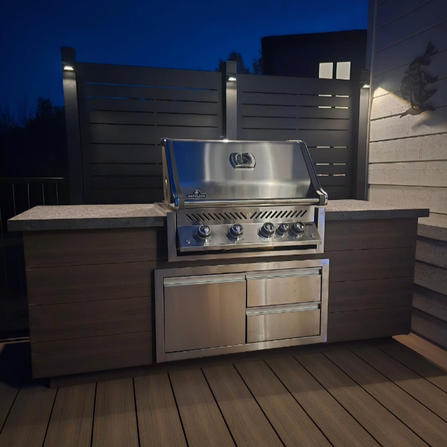 Evenings made perfect with this stunning outdoor kitchen setup! ✨ Featuring the @inlite_design Mini Wedge lights for that perfect ambiance, paired beautifully with @deckorators Voyage decking. The sleek Hideaway Horizon privacy panels and durable @fortress.buildingproducts steel framing bring both style and function. A big thanks to @napoleonproducts for the ultimate grilling experience and @carrlandscapedepot for supplying everything needed to bring this project to life! 🔥🏡
#OutdoorLiving #NapoleonBBQ #InLiteMiniWedge #DeckoratorsVoyage #HideawayHorizon #FortressSteelFraming #CarrLandscapeDepot #EveningVibes #DeckGoals