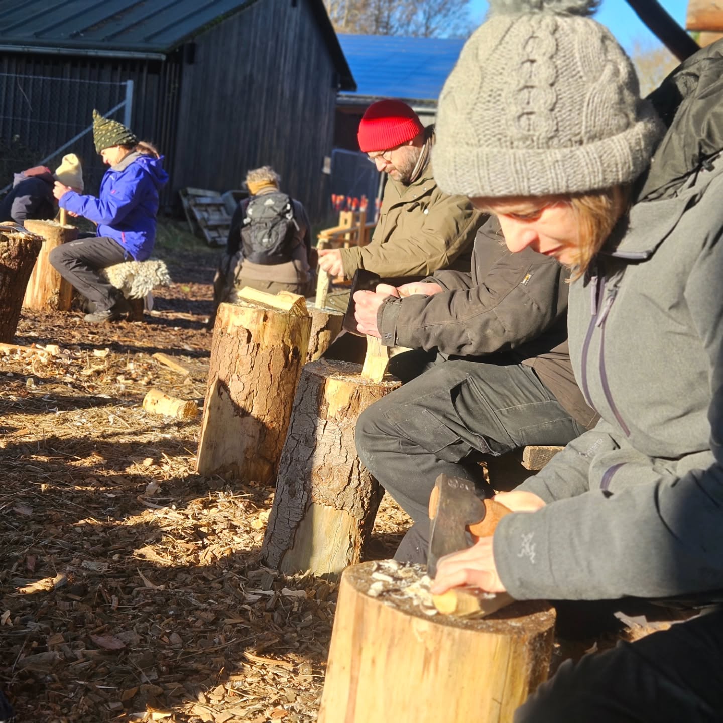 Carving class and craft-psychology with the students of #friluftsvejleder #skovskolen in great weather today
#bushcraft #bushcraftskills #carving #slojd #woodcarving #craftpsykologi #snitte #primitiveskills #woodworking #friluftliv #vildmarksliv #udeliv #keepitsimple #bushcraftdanmark #bushcrafteurope