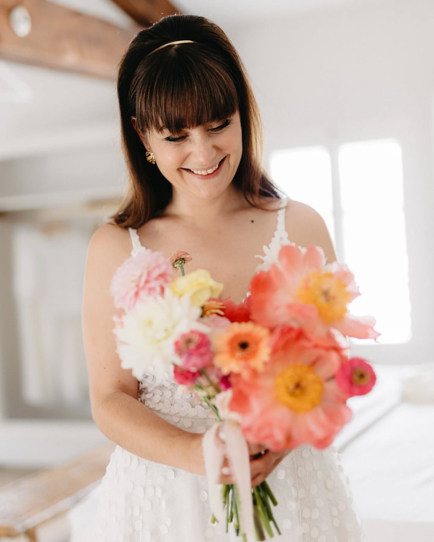 Le rêve éveillé qu'a été ce mariage 💖🥹
C&B ont échangé leurs voeux dans les jardins du magnifique @chateaudelagarde.provence au mois de juin dernier, et cette journée a été un condensé de tout ce que j'aime, j'aurai pu publier des centaines de photos de ce mariage ✨️ De la couleur, des fleurs partout mises en place par la talentueuse @_rose_patchouli , une cérémonie laïque toute en émotion, des enfants dans des tenues trop belles qui jouent et qui rient, une robe de mariée à tomber, une mise en beauté retro comme on aime par @make_up_weddingprovence une deco sublime, une mariée accompagnée à la cérémonie par sa mamie, des vœux d'amour qui font pleurer, une ambiance chaleureuse où tu te sens à ta place... vraiment un coup de cœur de ma saison 2024 🥹🧡🩷💛🌼🌷🌸
Hâte de revivre ce genre de moments hors du temps ⌛️ !
🏩 @chateaudelagarde.provence
👨🍳 @roland_paix
💄 @make_up_weddingprovence
📷 acolyte @liseamaudry.photographe
💐 @_rose_patchouli
#photographeprovence #provencephotographer #aixenprovencephotographer #luberoncotesud #photographeaix #belovedstories #authenticlovestories #luberoncoeurdeprovence #luberonprovence #photographeluberon #weddingphotographer #photographemariageprovence #weddingprovence #weddinginspiration #bride2024 #bridedress #truewedding #chateaudelagarde #weddingflowers