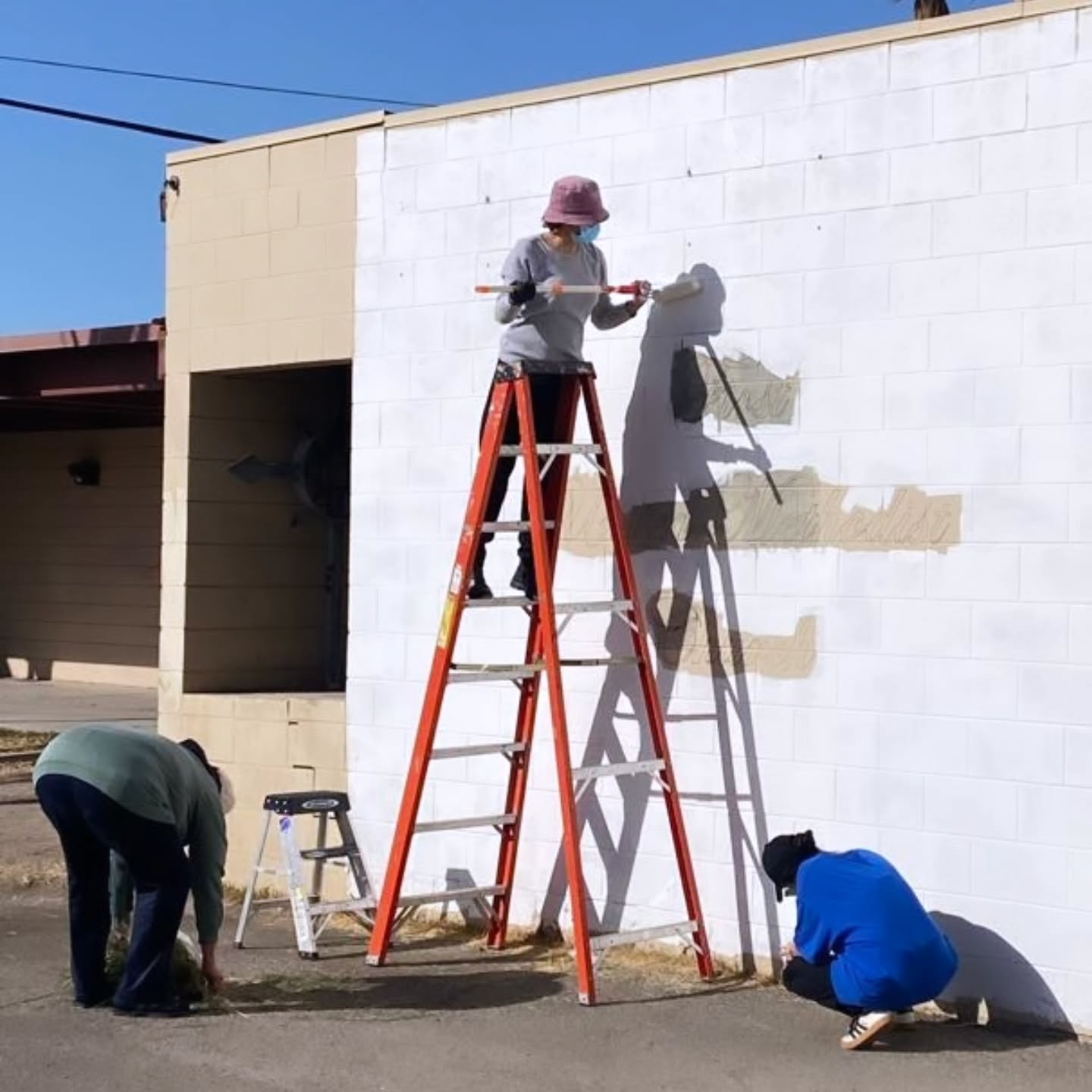 Taking advantage of the mild weather here in the Imperial Valley and getting work done! 🙂
Stay tuned for updates on our progress as the artwork takes shape.
For mission statement and other news about our non-profit, check out our website! Links found in bio.
We are here to make our unique community viable and expressive.
#loveyourcommunity
#imperialvalleypublicart
#imperialvalleymurals
#localbusiness
#nonprofitorganization
#artforchange
#artlovers #expresayourself #communitylove
#communityart
#DonateForArt