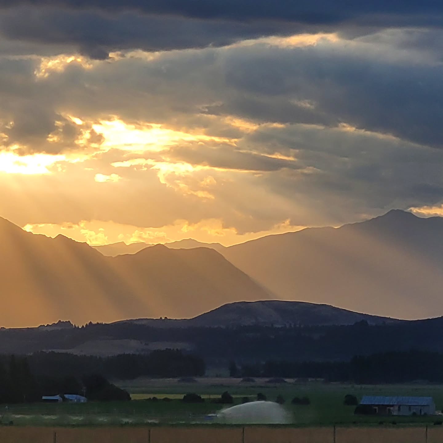 A recent sunset over Mt. Roy, seen from our place at Mountain Spirit.
.
.
.
@purenewzealand #newzealand #wanaka #lovewanaka @wanaka #mountainspirit #meditation #retreats #yinyoga #experientialeducation #musicstudio #recordingstudio