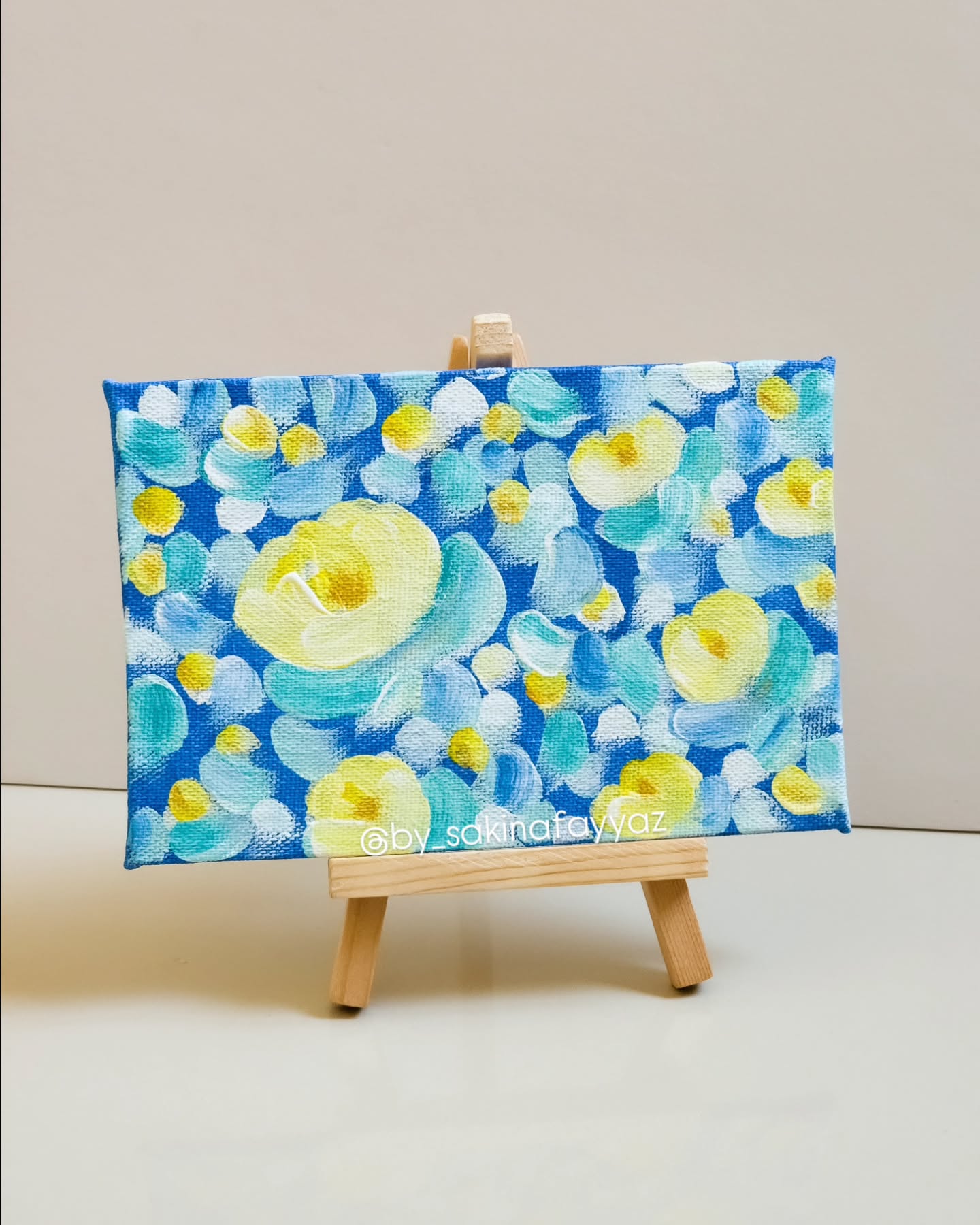 ✨️ Field of Blooms ✨️
A little pocket of sunshine on canvas! I wanted to capture the feeling of flowers swaying in the breeze.. just a moment of peace and joy in paint. 💛🌿
What does this piece remind you of?
Pictured: "Field of Blooms" 💛
10 x 15 cm | Acrylic on canvas panel
Available 🙌🏼