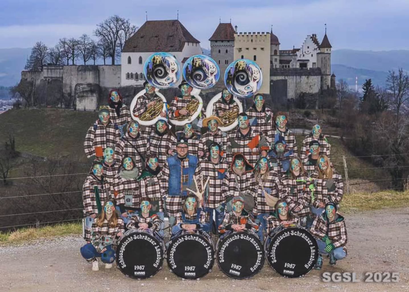 Endlich gaht’s los! 🎉🥳
34 Mitglieder, 3 neui Lieder 🎶, 3 Neumitglieder 🤩, 1 Ziel: e geniali Fasnacht! 🎭🎺
Underem Motto: Scheans gflickt und zäme gnäiht - Potzplätz 🪡
Gester isches los gange:
👵🎷 En Bsuech im obligate Altersheim z Lenzburg
🏔️💨 Wiiter ufe Gofi ufe för d Lunge z teste (okey, eigentli nur för s Föteli 📸)
🎂🎶 En spontane Stop bim Geburtstagschind aka "Vollmond"
👹🔥 Ab uf Jone as Monster, um denn gstärkt d Kaffistube z rocke 🎸
🎭🥁 Wiiter nach Urdorf, wo mer alt bekannti Gsichter hend döffe ahtreffe & e geniale Uftritt gha händ
🐉🎊 Und zum Schluss weder is gwohnte Gebiet: uf Villmerge ad Drachenacht!
Es heftigs Programm för s erste Wocheendi – aber en hammer Start! 🚀🤩
Nöchst Samstig gaht’s wiiter, mi freued euis mega! ❤️💃🎶