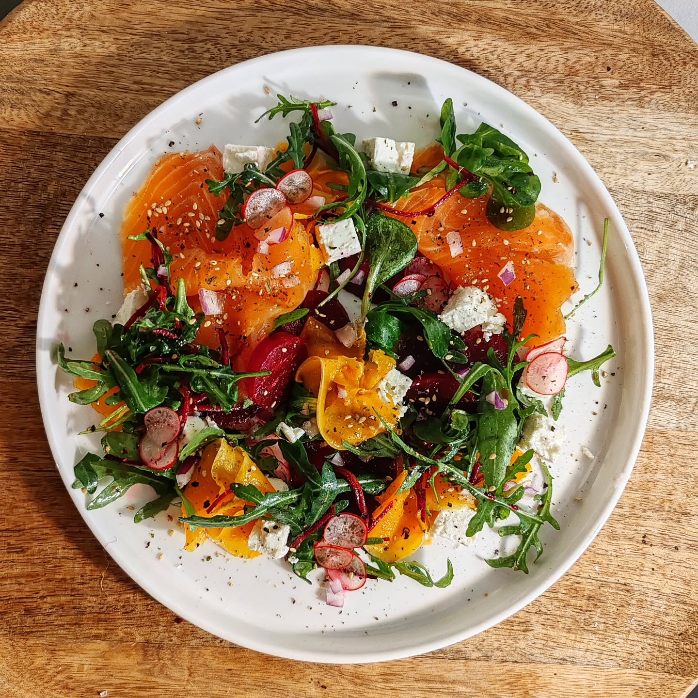 Improvisation colorée 🎨
Saumon fumé / betterave / pickles de radis au vinaigre blanc au poivre / butternut à l'huile de mandarine / feta / pousse de betterave / mâche / oignons rouges
#foodlover #foodblogger #fooddesign
#cuisineart #cuisineartist #cuisine #art
#foodchef #foodstagram #foodstylisms
#foodstylists #chefathome #foodcolors
#bistronomie #instacuisine #instafoods