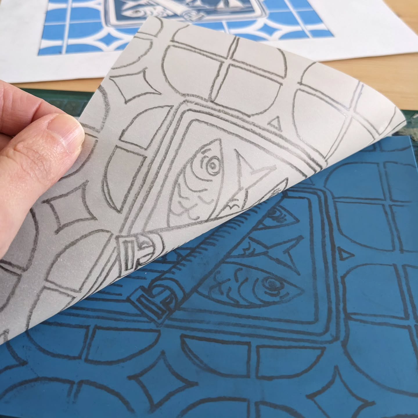 I found an old blue easycut cleaning my studio the other day, exciting to start carving !
.
.
.
#newprint #newblockprint #printmaking #printmaker #linocut #reliefprinting #blockprinting #linotransfer #sardinas #sardineprint