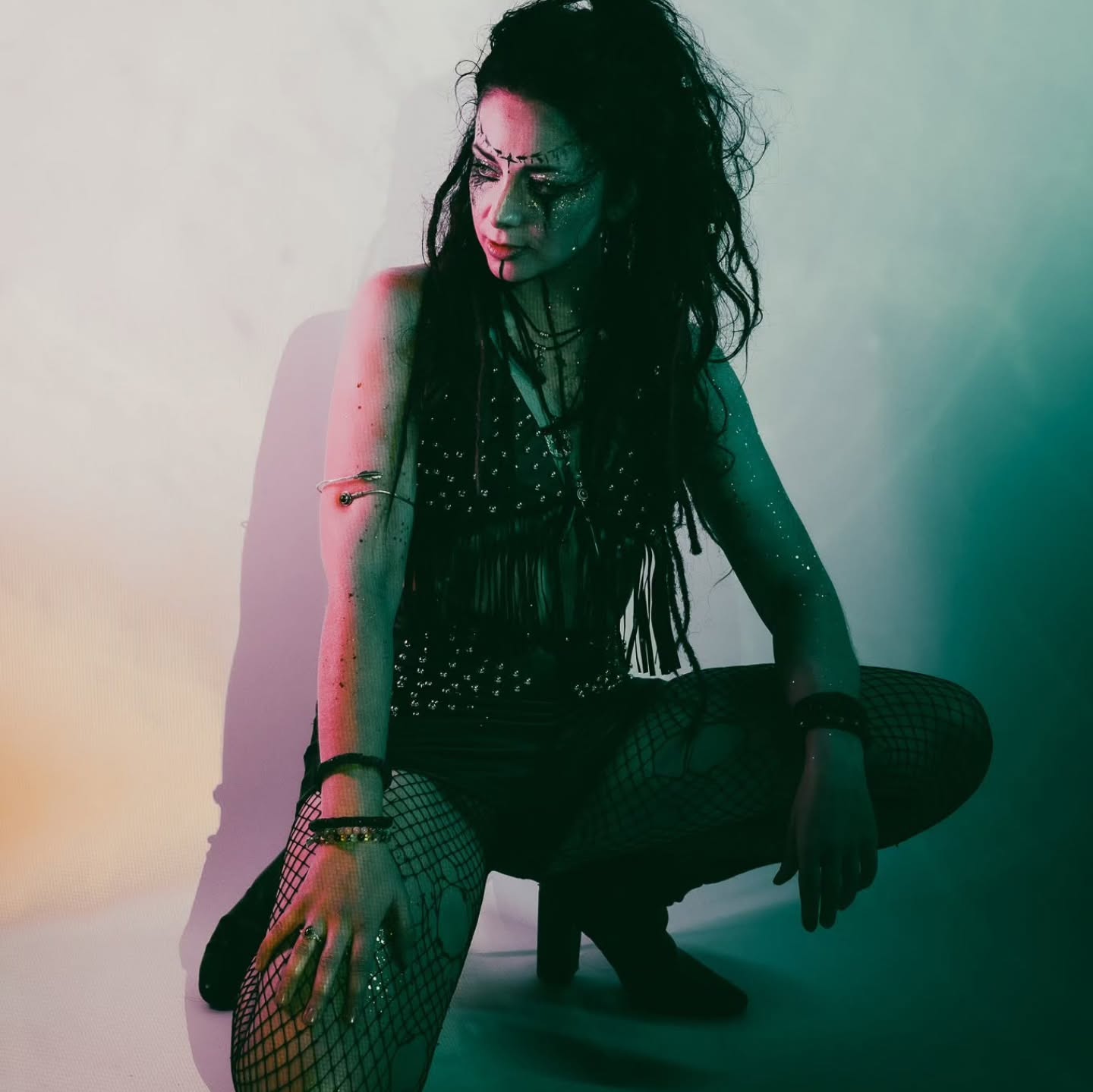 Back with a series of songs to release! And so, this meant some new photos! Thank you 📸 @mattstridgen for this really fun time with you and all the photos you have done!
Music wise... Let's start this month with a folk version of Snake, completely different from the previously released one ! Maybe some of you were here when we all sat down and Rob Dowsett on the Cajon like if we were around an imaginary fire pit!🔥
This year is going to be about exploring a multitude of influences I love so much including neo folk, folk, but also some electronic and of course still punk and metal.
Feel free to support me and pre-save this first release in my bio !
Looking forward to it!
#newsong #newrelease #singersongwriter #folk #singersongwriter #femalefronted #singersongwriters #newphoto #photography