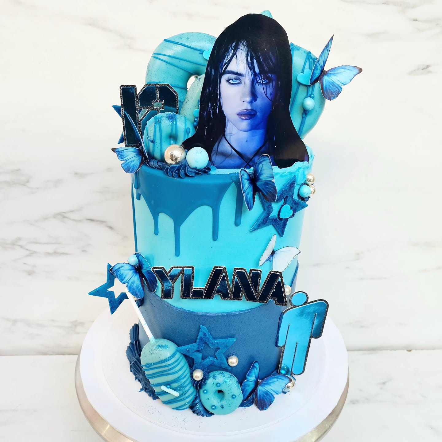 Voor Ylana die 12 werd. Deze #billieeilish cake... #billieeilishcake #cake #celebstyle #celebritycakes #design #cakedecorating #cakedecorator #cakedesign #baking #teenagegirls #taart #taartopmaat #specialetaarten #webake #waasland #sintniklaas #haasdonk #Beveren #Antwerpen #belgium #birthday #weddingcakes