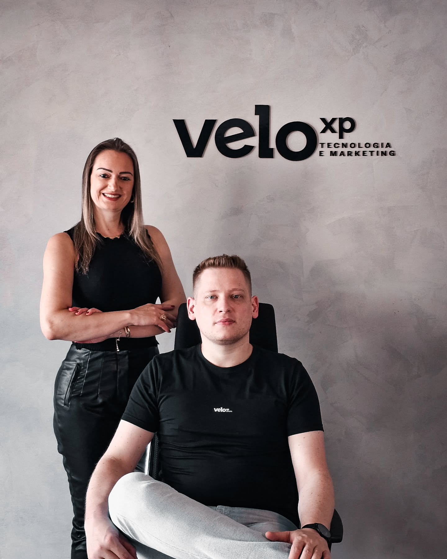 Empreender em casal é unir forças, compartilhar sonhos e crescer juntos. Na Velo XP combinamos nossas habilidades e visão para entregar o melhor aos nossos clientes. Parceiros na vida e nos negócios, seguimos sempre em frente, com dedicação e compromisso. 🚀✨