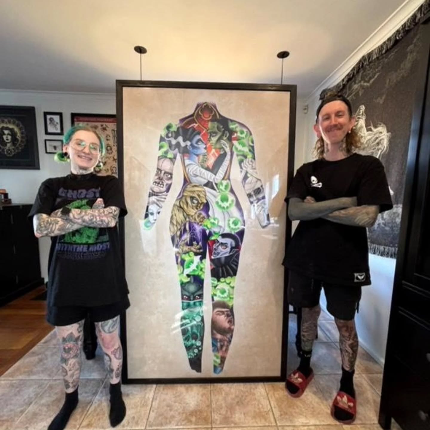 Had the honor of framing @cvhtattoos beautiful @made_to_suit_ piece! Original artworks are always stressfull to frame especially when they are so huge haha carly now holds the record of "biggest thing ive framed" 😅
Just for reference its 1.8m high and 1m wide 🫠
Thanks heaps for the trust fam 🫰
📷: @njvmedia
