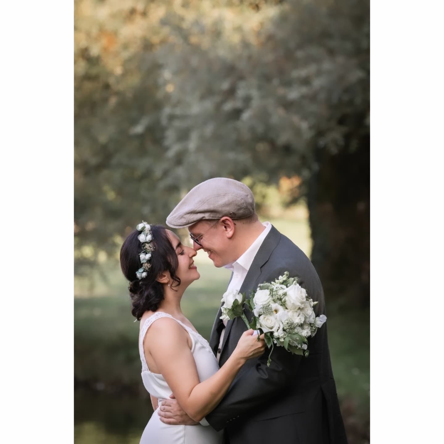 Fühlst du dich unsicher vor der Kamera?
Viele Brautpaare Fragen sich: "Sollen wir immer in die Kamera schauen?" Ich sage dir: Nein!
Stell dir vor: Ihr genießt den Augenblick - ihr steht euch gegenüber, haltet euch an den Händen, flüstert euch leise Worte zu und blickt euch dabei tief in die Augen. In diesen Momenten, in denen ihr den Alltag vergesst und euch ganz aufeinander konzentriert, entsteht pure Magie.
Dank meines Zoomobjektivs fange ich aus der Ferne den authentischen Zauber eurer Liebe ein, leite dabei euch aber sanft an. So entstehen keine gestellten Bilder, sondern Emotionen, die für immer in euren Erinnerungen leuchten.
Als Expertin in der Hochzeitsfotografie weiß ich, wie wichtig es ist, dass ihr euch vor der Kamera sicher und wohlfühlt. In der ersten Phase eures Shootings helfen euch diese natürlichen und ungezwungen Augenblicke, eure Scheu vor der Kamera abzulegen. Erst wenn ihr euch völlig in eurer Haut wohlfühlt, gehen wir in die zweite Phase über, in der ihr bewusst auch in die Kamera blickt - immer mit meiner behutsame Anleitung, damit ihr euch nie verloren oder hilflos fühlt.
Lass uns gemeinsam dafür sorgen, dass eure Hochzeit nicht nur ein Fest der Liebe wird, sondern auch in authentische unvergesslichen Bildern erzählt wird.
Schreibt mir eine Nachricht oder klicke auf den Link in der Bio - ich freue mich darauf, wenn wir uns unverbindlich kennenlernen und ich euch an eurem großen Tag begleite, um eure einzigartigen Momente einzufangen!
Eure Freundin heiratet oder du bist grad am Anfang deiner Hochzeitsplanung? Schicke ihr den Beitrag zu oder speichere ihn dir ab 🧡
#hochzeitsmagie
#hochzeitsfotografmünchen
#Hochzeitsdienstleister
#hochzeitsbilder
#hochzeitsfotoideen
#hochzeitsideen
#hochzeitsinspiration
#realweddings
#brautmode
#brautpaarshooting