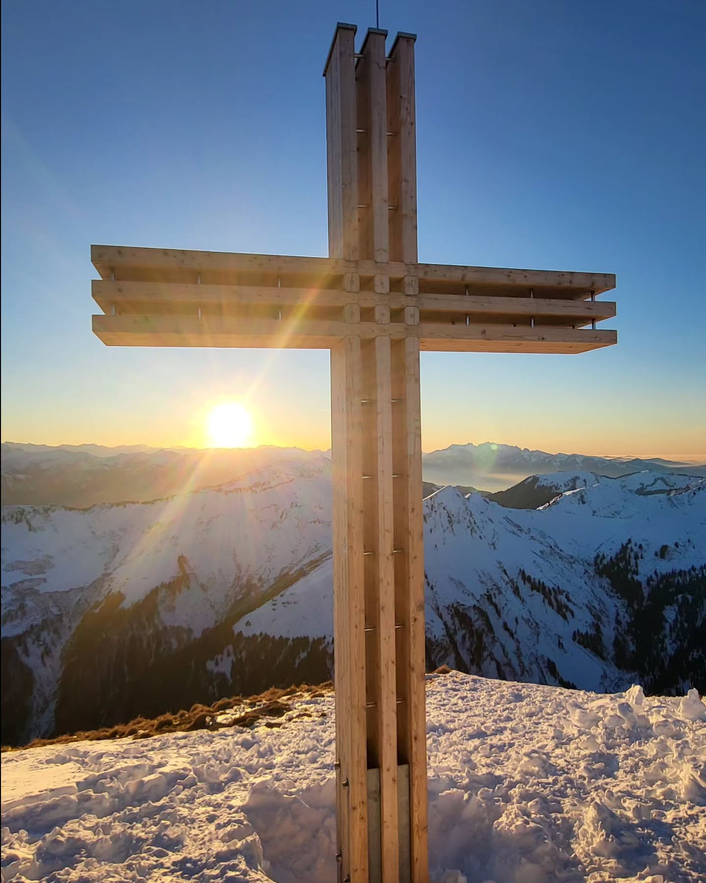 mountain glow ✨️
#yourfriendsonpowderdays #sunset #sunsetlovers #mountains #skimo #traumtag #visitbregenzerwald #großwalsertal #visitvorarlberg #alpen #skitouring #skiguide #gipfeltour