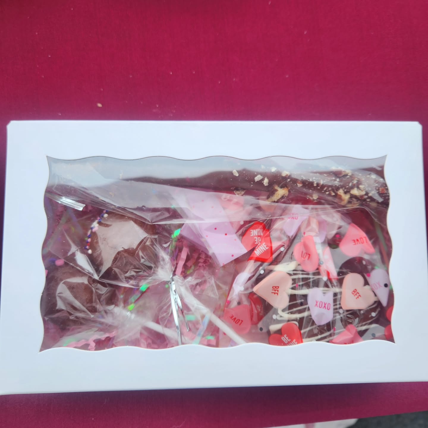 #gifts #dessertgift #cakepops #dubaichocolatebar #chocolatecoveredpretzels #cookies