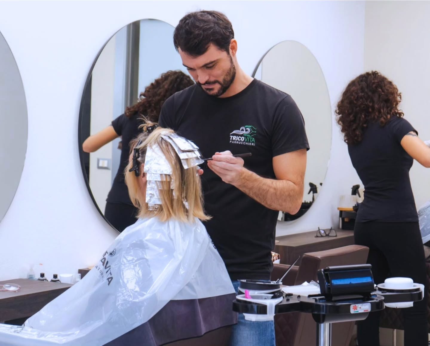 IL COLORE DEI TUOI CAPELLI NON RIFLETTE LA LUCE?
🌟 Schiarisci e Ravviva i Tuoi Capelli con Tricovita Parrucchieri! 🌟
Se desideri illuminarli, ravvivarli o nascondere i primi capelli bianchi senza toccare il cuoio capelluto, la nostra tecnica innovativa è perfetta per te! 💇♀️✨
🔹 Cosa rende unica questa tecnica?
Senza decolorante: Schiarisce delicatamente i capelli senza danneggiarli, preservando la loro salute.
Colore senza ammoniaca: Un trattamento delicato che non irrita il cuoio capelluto e mantiene i capelli forti e sani.
Perfetta per capelli sottili e delicati: Idrata e protegge, donando luminosità senza appesantire la chioma.
Se hai capelli sottili e delicati, questa è la soluzione ideale per dare luce al tuo colore naturale, con un risultato soft e luminoso! 🌿💖
Prenota il tuo appuntamento da Tricovita Parrucchieri e scopri il trattamento colorato che più farà brillare i tuoi capelli, senza comprometterne la salute! 💇♀️✨
#CapelliLuminosi #TricovitaParrucchieri #CapelliSottili #ColorazioneSenzaAmmoniaca #SchiarituraDelicata #CuraDeiCapelli #CapelliSani #TrattamentoDelicato #CapelliSottili #BellezzaNaturale