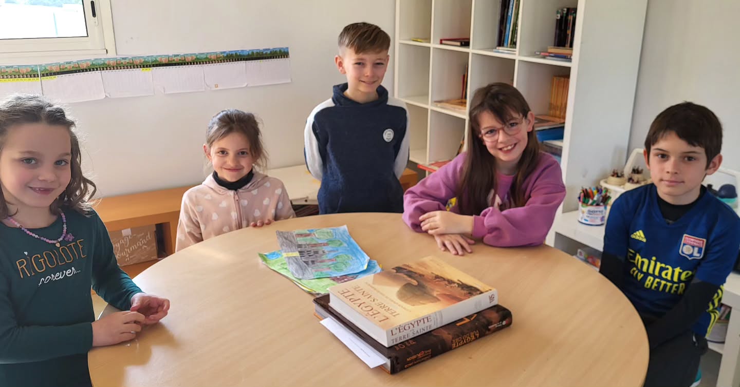 Lundi, c'était réunion des délégués.
Au programme : réflexion sur l'aménagement de la cour de l'école, création d espaces de jeux/ coin calme et jeux de cour.
#enseignementcatholique #ecoleprivee #ecolecatholique