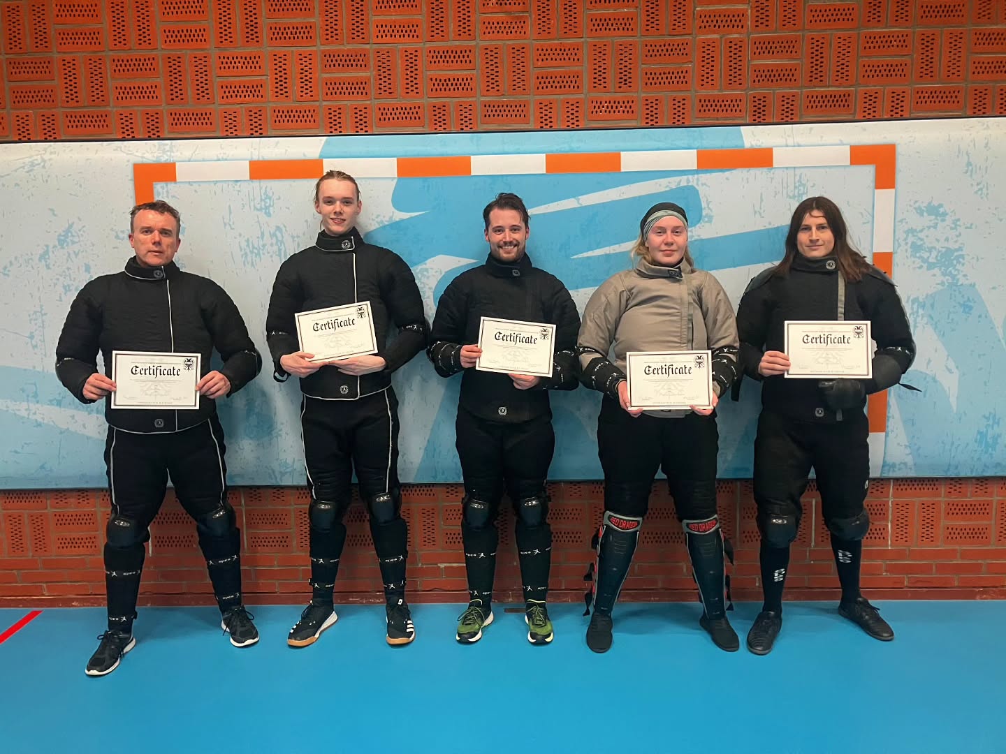 Zwaard&Beukelaar Nieuws! 🗡️🛡️Deze week zijn de diploma's voor het allereerste Zwaard & Beukelaar examen uitgereikt. Van harte gefeliciteerd aan deze nieuwe rekruten! 🙌