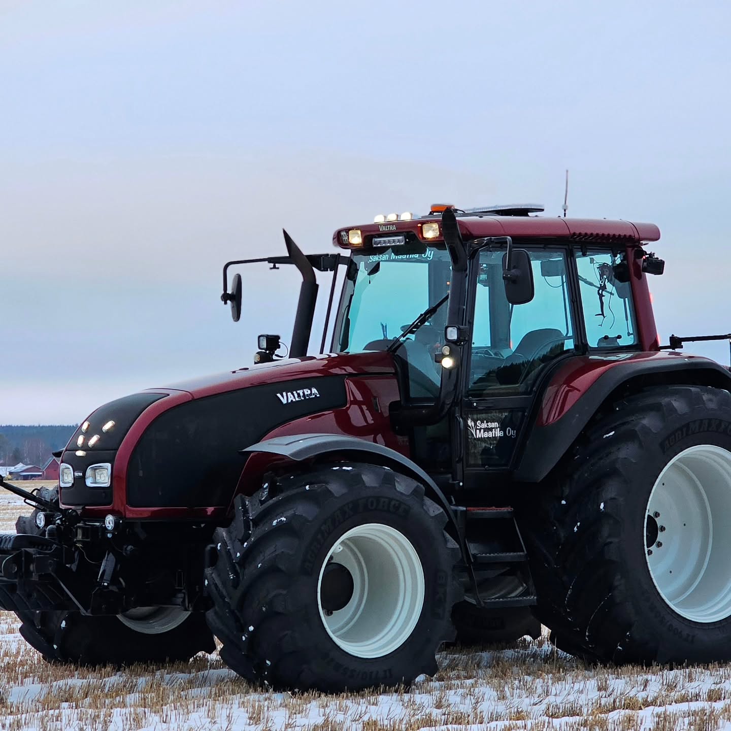 Asiakkaallemme asennettiin vajaa vuosi sitten eSteer 10 automaattiohjaus Valtraan ja tyytyväisen käyttökauden jälkeen saimme koneen näytille myös sarkamessuille. Tässä kone vielä kuvina niille jotka eivät päässeet messuille ihailemaan!
EFIX automaattiohjausjärjestelmä on luotettava ratkaisu tarkkuutta ja laatua arvostavalle ammattilaiselle, jonka kanssa et jää yksin. Valmistaudu kevääseen nyt!
#efix #efixag #esteer10 #agronav #täsmäviljely #automaattiohjaus #tukiasema #rtk #maatalous #urakointi #koneurakointi #valtra #fendt #masseyferguson