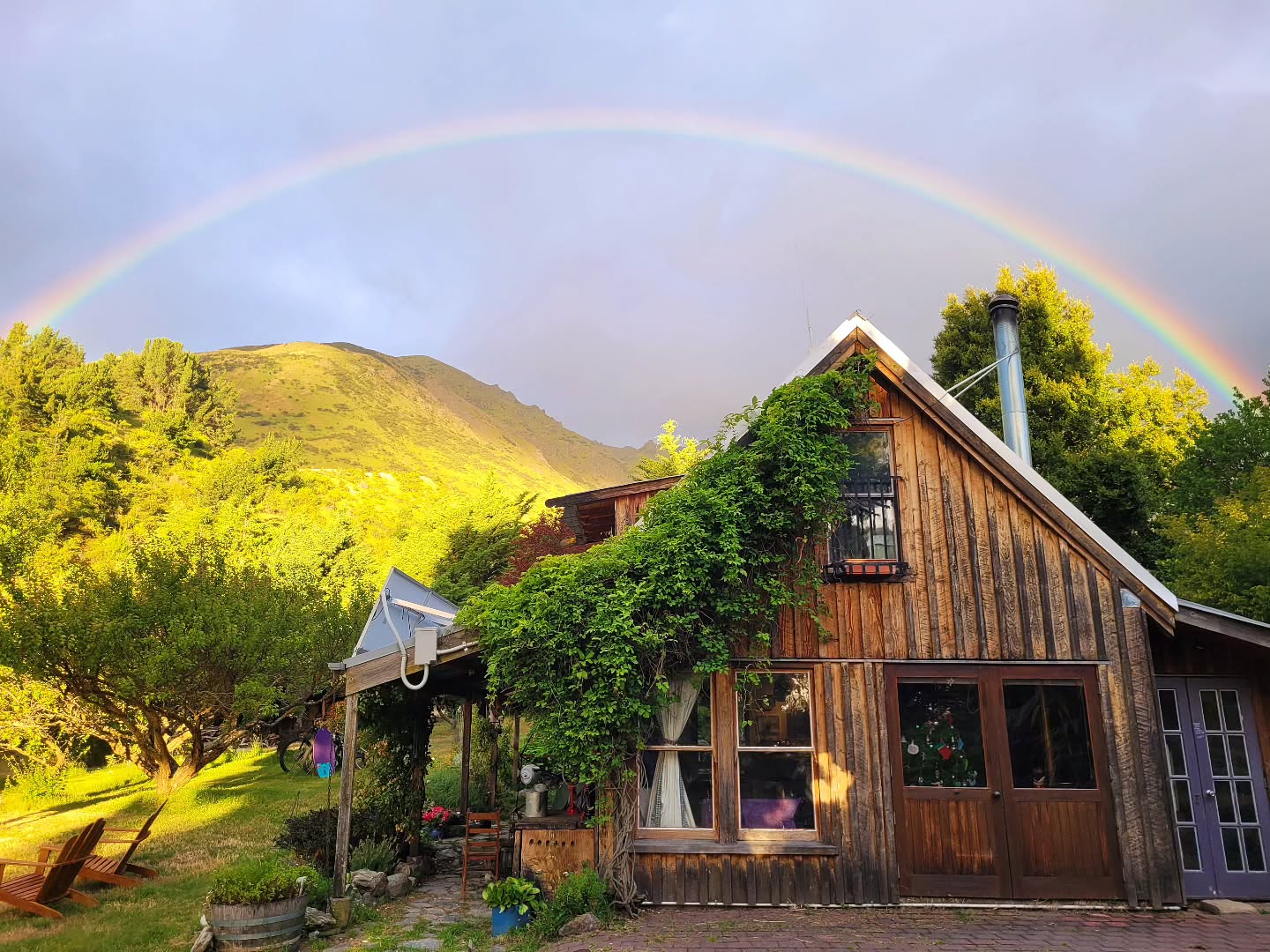 An evening shower produces a rainbow right over the house. We're grateful to be held by this rainbow.
.
.
.
@purenewzealand #newzealand #wanaka #lovewanaka @wanaka #mountainspirit #meditation #retreats #yinyoga #experientialeducation #yurtstay #musicstudio