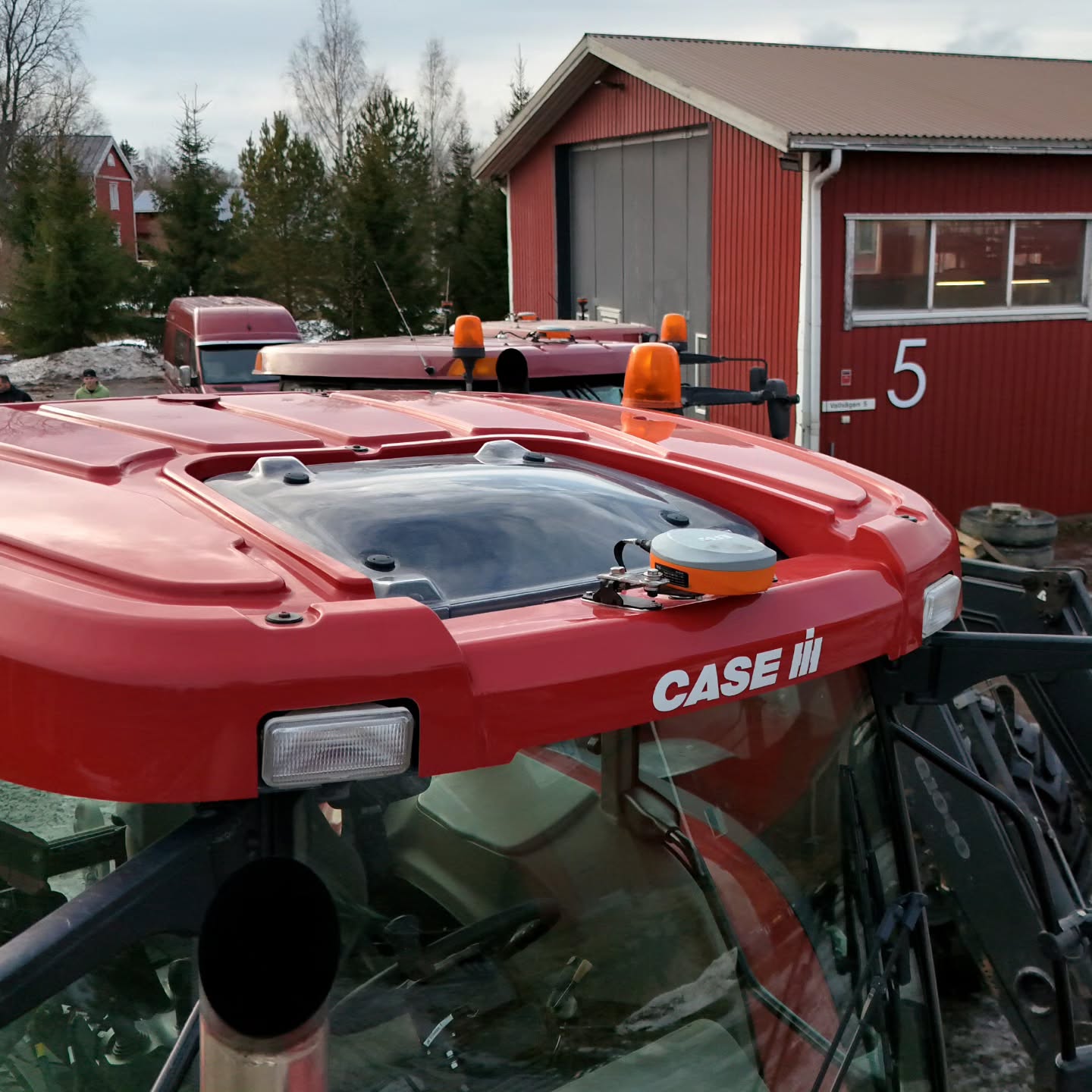 Hoijarin tila Helsingbystä päivitti konekannan vastaamaan nykypäivän tarpeita kolmella EFIX eSteer 10 automaattiohjauksella, joiden tueksi asennettiin EFIX F-Net PRO tukiasema. Tilan väki teki huippusiistit asennukset laitteille itse. Sokerijuurikkaan viljelyyn erikoistuneella tilalla matka jatkuu ilman päällekkäisyyksiä, RTK tarkkuudella! 🌱🚜
#efix #efixag #agronav #maatalous #täsmäviljely #tukiasema #koneurakointi