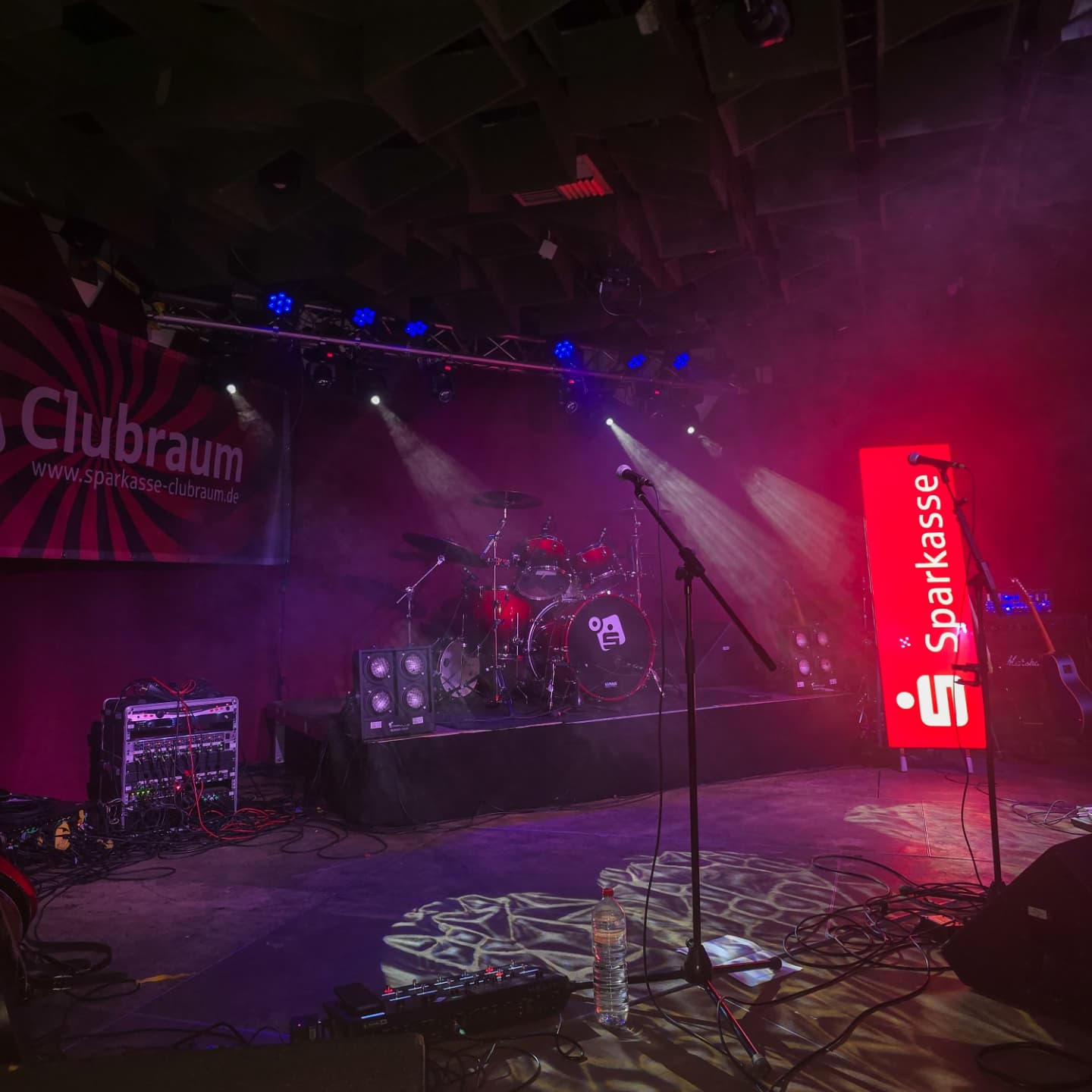 Vom Clubcontest zur Kircheninszenierung – volle Bandbreite an Technik!
Vergangenes Wochenende waren wir gleich bei zwei ganz unterschiedlichen Events im Einsatz – und haben mit unserer Technik für die perfekte Inszenierung gesorgt.
✨ Sparkassen-Clubraumcontest in Datteln
Drei Bands, eine Bühne und jede Menge Energie! Beim Sparkassen-Clubraumcontest haben wir mit der richtigen Lichttechnik dafür gesorgt, dass jede Performance ins richtige Licht gerückt wurde. Am Ende konnte sich eine Band den Sieg sichern – aber alle haben abgeliefert!
⛪ Gottesdienst in der Christuskirche Recklinghausen
Rund 400 Konfirmanden kamen in der Christuskirche Recklinghausen zusammen. Hier haben wir nicht nur den Gottesdienst, sondern die gesamte Kirche mit Licht-, Ton- und Videotechnik eindrucksvoll in Szene gesetzt und so für eine ganz besondere Atmosphäre gesorgt.
Zwei völlig verschiedene Events – eine gemeinsame Mission: Technik, die begeistert!
#Eventtechnik #Lichttechnik #Tontechnik #Videotechnik #Datteln #Recklinghausen #KIVA #SparkassenClubraumcontest #Christuskirche #Teamwork