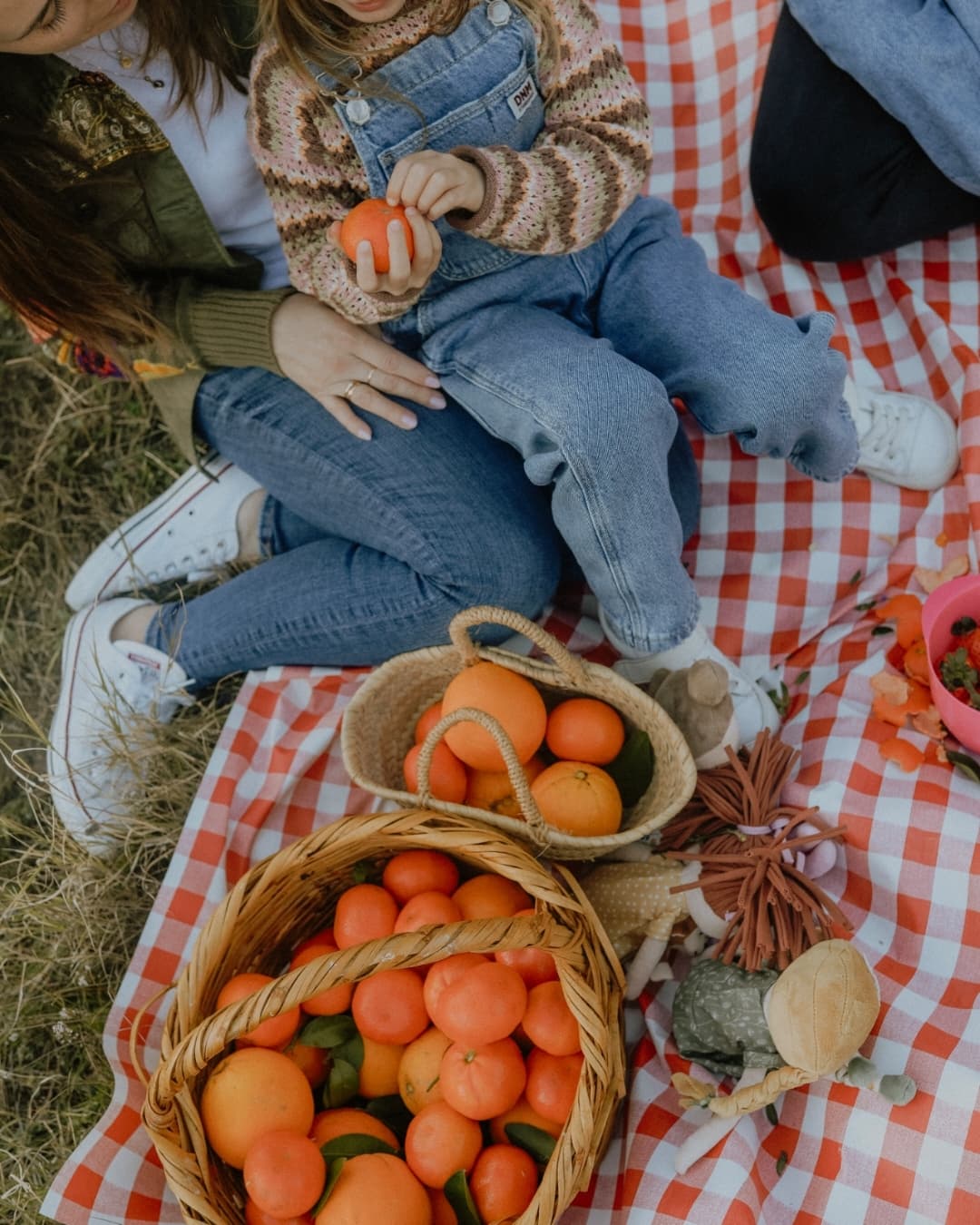 Un mantel de color, frutas, cestas, flores y mucha diversión!! Es lo que os propongo los viernes y domingo por la tarde durante el mes de abril para celebrar la llegada de la primavera 🌼🍊✨️🍓
Mini sesiones a mini precios 🤭
@itziar.g.r y su maravillosa familia ya pudo disfrutar de la suya, y lo hemos pasado así bien!!🌾
Os voy a dejar todas las info en mis historias destacadas así que un enlace directo en la web en la Bio, pero no dudéis en mandarme un mensaje si tenéis cualquier pregunta!
Pd: gracias @photovogue 🤍
.
.
.
.
.
.
.
.
.
.
.
.
#annelaurephotography
#fotografialifestyledefamilia
#ilovemyjob
#fotografiadefamília
#fotografialifestyle
#sesiondefamilia
#fotografiainfantil
#fotografialifestyle
#lifestylefamilyphotography
#almuñecar
#nerja
#costatropical
#documentaryfamilyphotography
#malagaspain
#documentaryfamilyphotographer
#feelingmotherhoodbw
#feelingmotherhood
#eyemamaproject
#heartfulmagazine
#wearememorycult
#memorycult