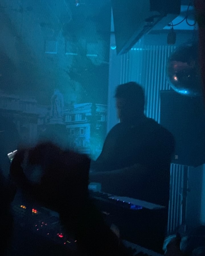 Had a blast yesterday in Bern with @akaakaofficial @balthasarmusik @tele__5 👀 thank you for the invite !
Played a lot of new songs and can’t wait to show you the complete new live the 14.03 at the @nouveaumonde for the 212F (you can still buy tickets with the link in my bio) 🎹