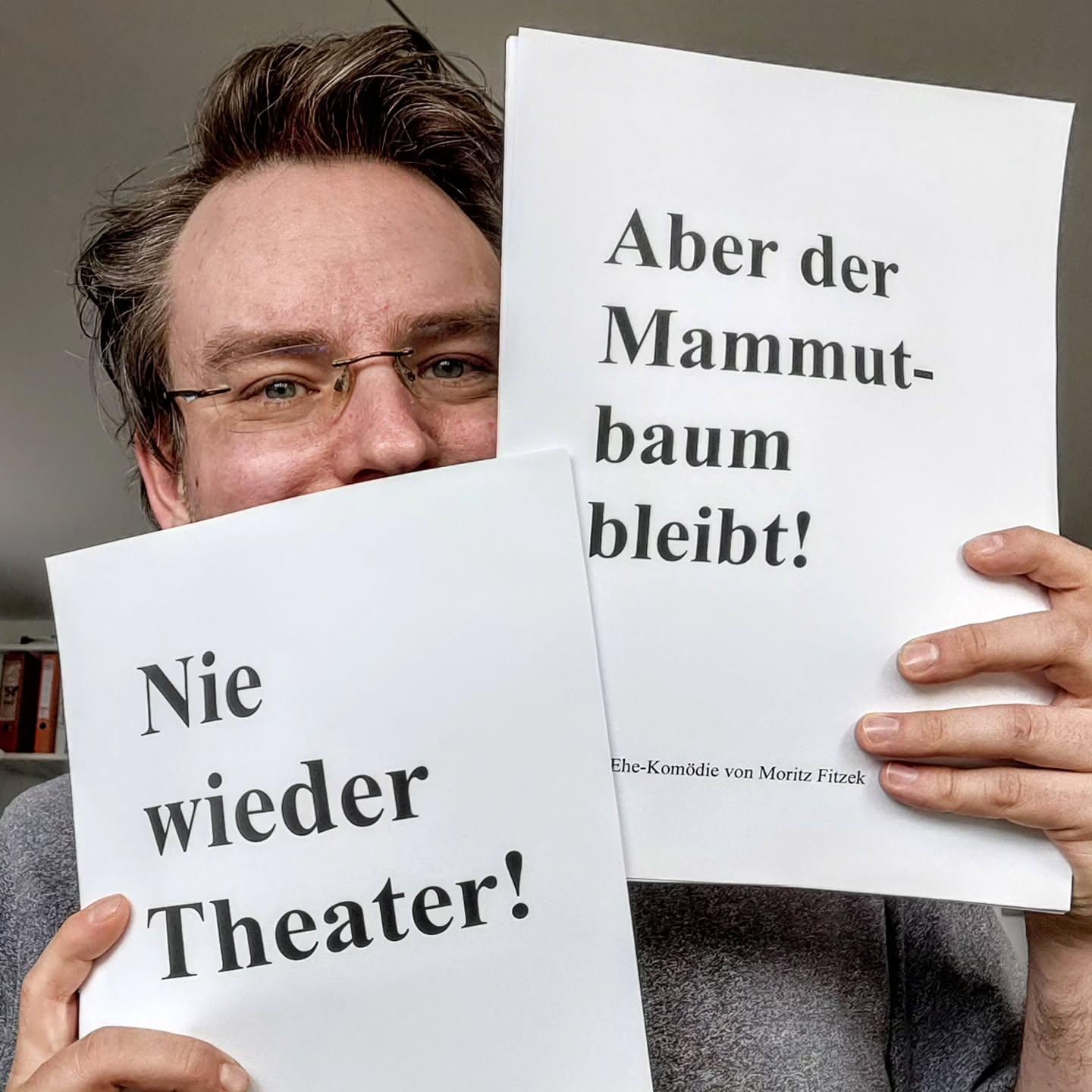 News: Der Cantusverlag hat zwei neue Stücke von mir veröffentlicht! "Nie wieder Theater!" Und "Aber der Mammutbaum bleibt!"
Beide sind ab sofort auf der Homepage des Cantus Verlages bestellbar! Mehr Infos zu den Stücken gibt es bald hier!
Außerdem hatte ich "Der Kontrabass" am Wochenende und Sindelsdorf aufgeführt, war wunderbar! Und es gibt bald neue Termine! Es wird dieses Jahr noch Auftritte geben u.A. in: München-Sendling, München-Freimann, Neufahrn, Penzberg und Wien. Außerdem spielen wir mit @theater_ggg dieses Jahr: "Der Vorname" das wird auch super!
Mehr Infos zu den Theaterstücken und den Aufführungen auf www.moritz-fitzek.de